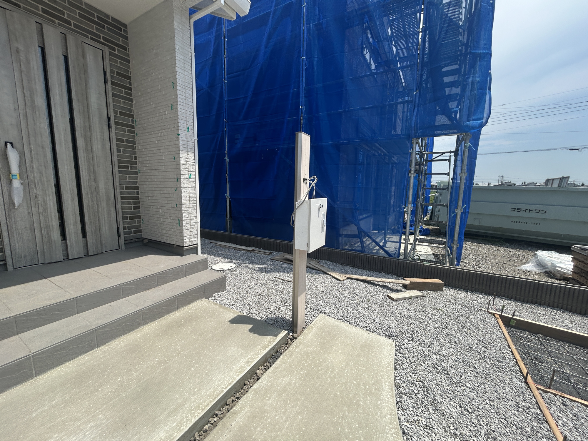 伊勢崎市西久保町第1期　新築住宅全4棟の設備|おしゃれな機能ポールにはポスト、インターフォン、表札設置可能です♪
