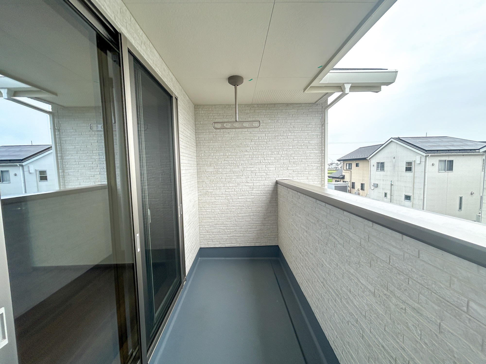 伊勢崎市西久保町第1期　新築住宅全4棟のバルコニー|開放的なバルコニーは見晴らしもよく、太陽の温かな温もりをめいっぱい受け止めてくれます。太陽の光と爽やかな風を受けたお洗濯物はあっという間に乾き、取りこむ時には太陽の匂いを感じられそうですね。