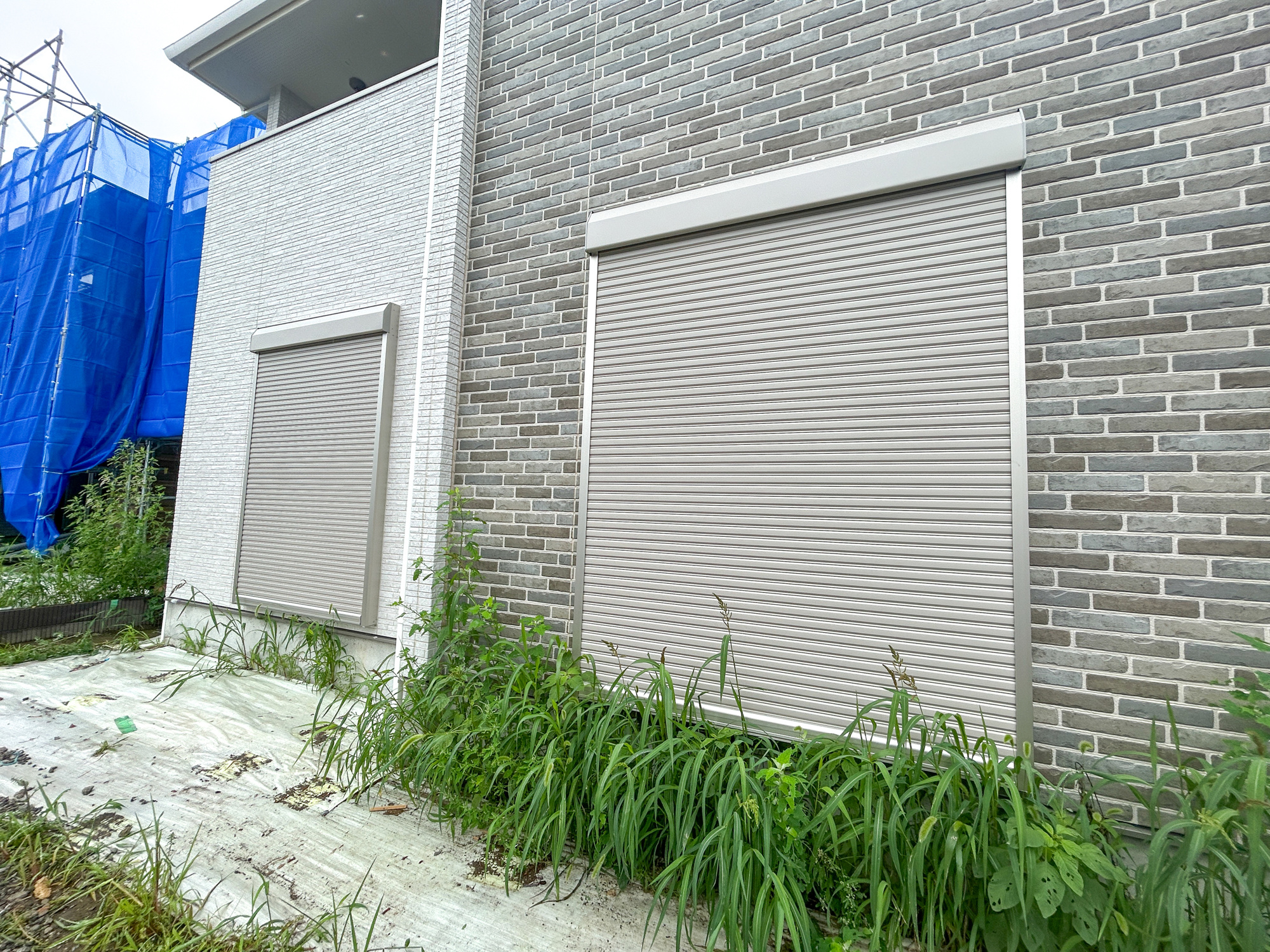 伊勢崎市西久保町第1期　新築住宅全4棟の防犯設備|防風、防犯、防音、断熱と様々な効果を発揮するシャッター付きです♪		