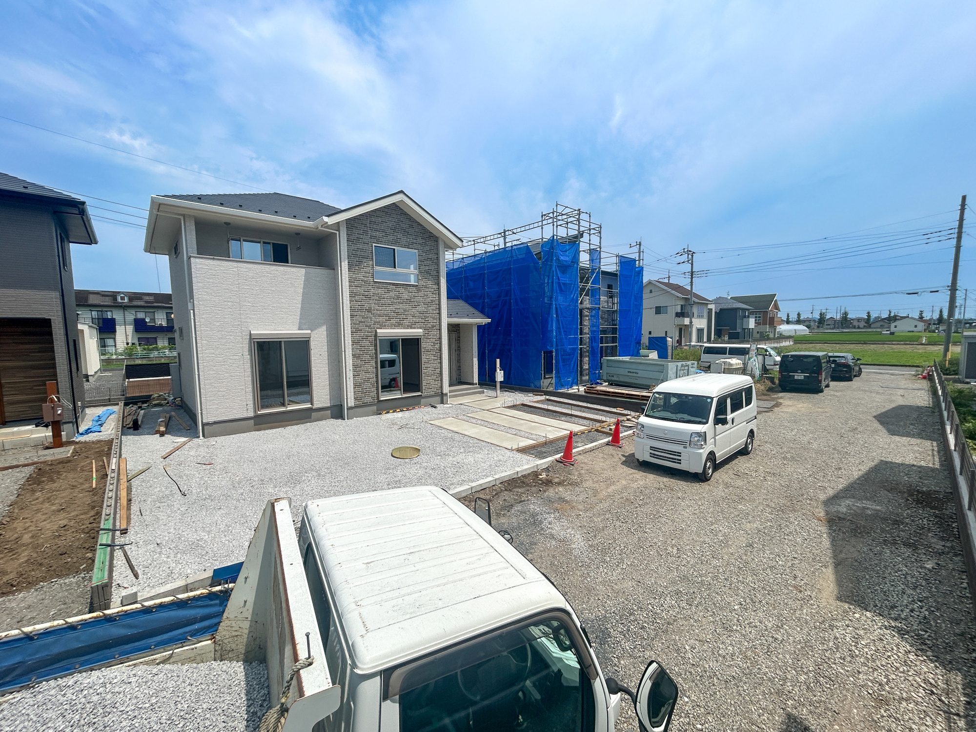 伊勢崎市西久保町第1期　新築住宅全4棟の前面道路含む現地写真|閑静な住宅地で子育て家族にピッタリ。毎日のお散歩も快適な緑に恵まれたエリアで、自然に包まれた穏やかな暮らしを実現するための、ゆとりある住環境が整っています。

