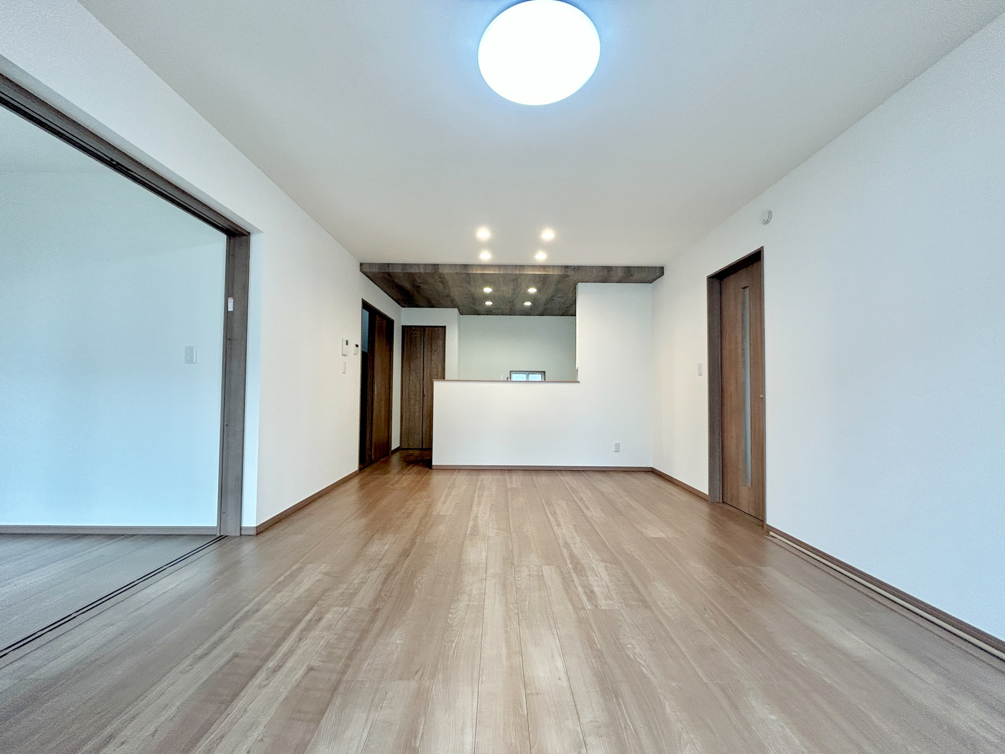 伊勢崎市西久保町第1期　新築住宅全4棟の居間・リビング|室内にいても、たっぷりの陽光と爽やかな風を感じて頂ける、開放感あふれるリビングです。
ご家族と穏やかに過ごす、心地の良い時間が流れます。