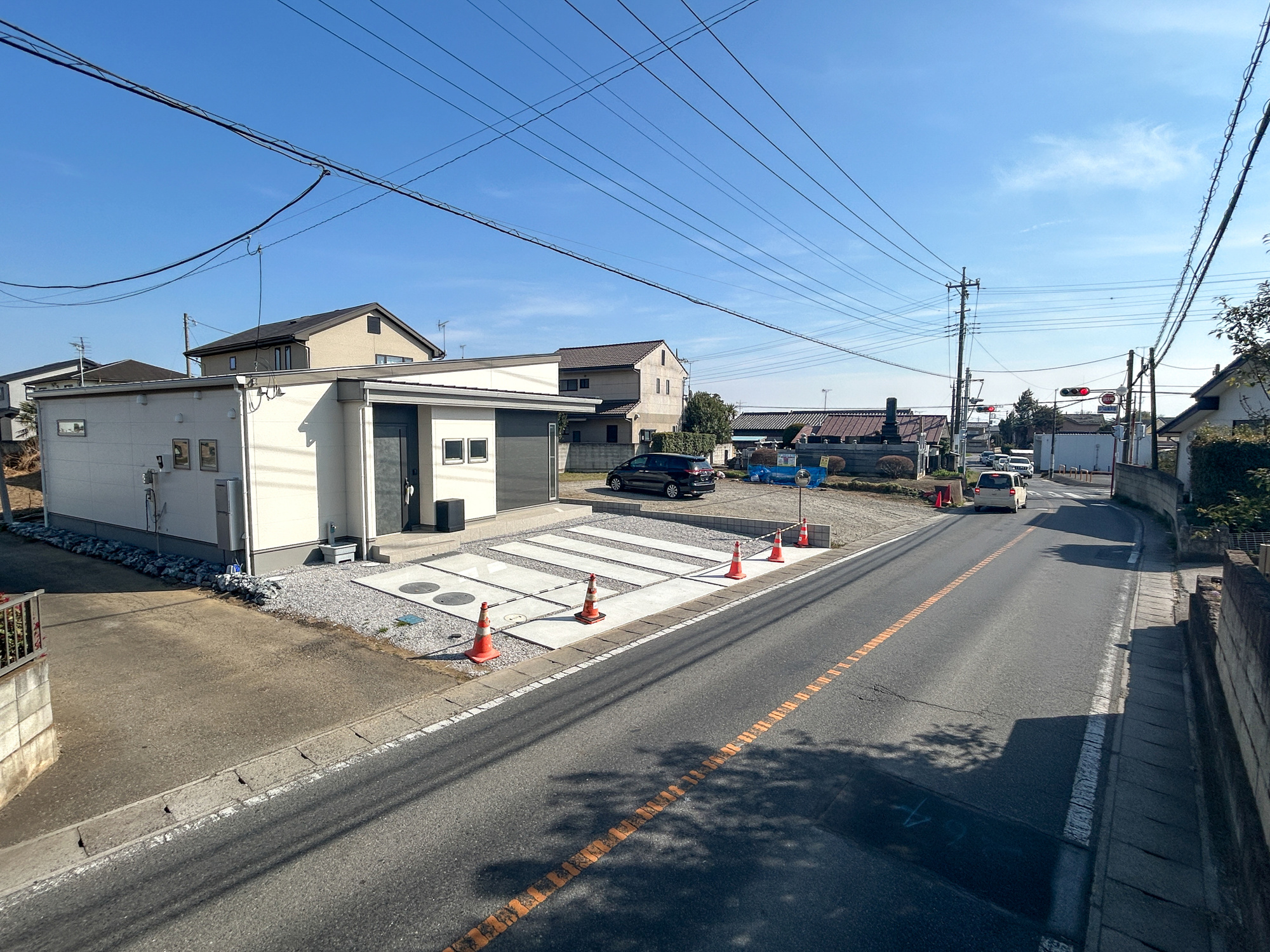伊勢崎市上諏訪町　新築住宅全1棟の前面道路含む現地写真|低層の一戸建てを中心とした街並みが整然と続き、周辺は高い建物が建っていないので、採光や開放性に恵まれ、空が広く緑の多い閑静な趣を感じる環境です。

