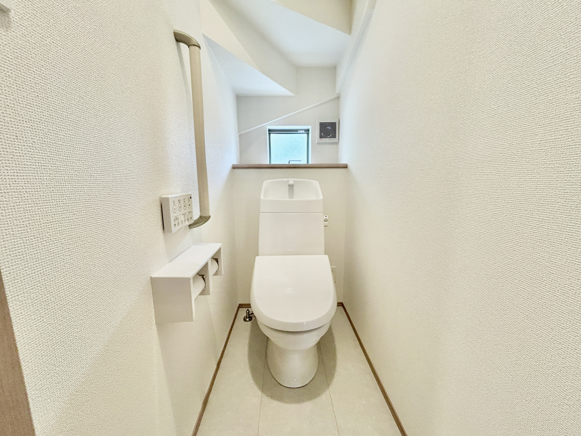高崎市中豊岡町　新築住宅全1棟のトイレ|節水型でエコなトイレには、今では当たり前の洗浄便座付き。便座を温める機能もついていて、居心地良くてトイレから出られなくなるかも！換気用に換気扇はもちろん、窓も着いているので常に快適ですね♪
