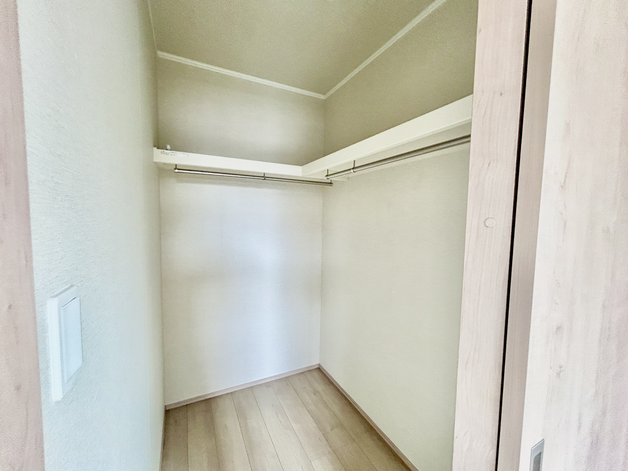 高崎市中豊岡町　新築住宅全1棟の収納|"たくさんのお洋服が入る、ウォークインクローゼット。
お洋服以外にも掃除機やスーツケースなどを一箇所に集約できるのが魅力です♪
収納ケースを置かなくていいのでお部屋の見た目にもスッキリ！"
