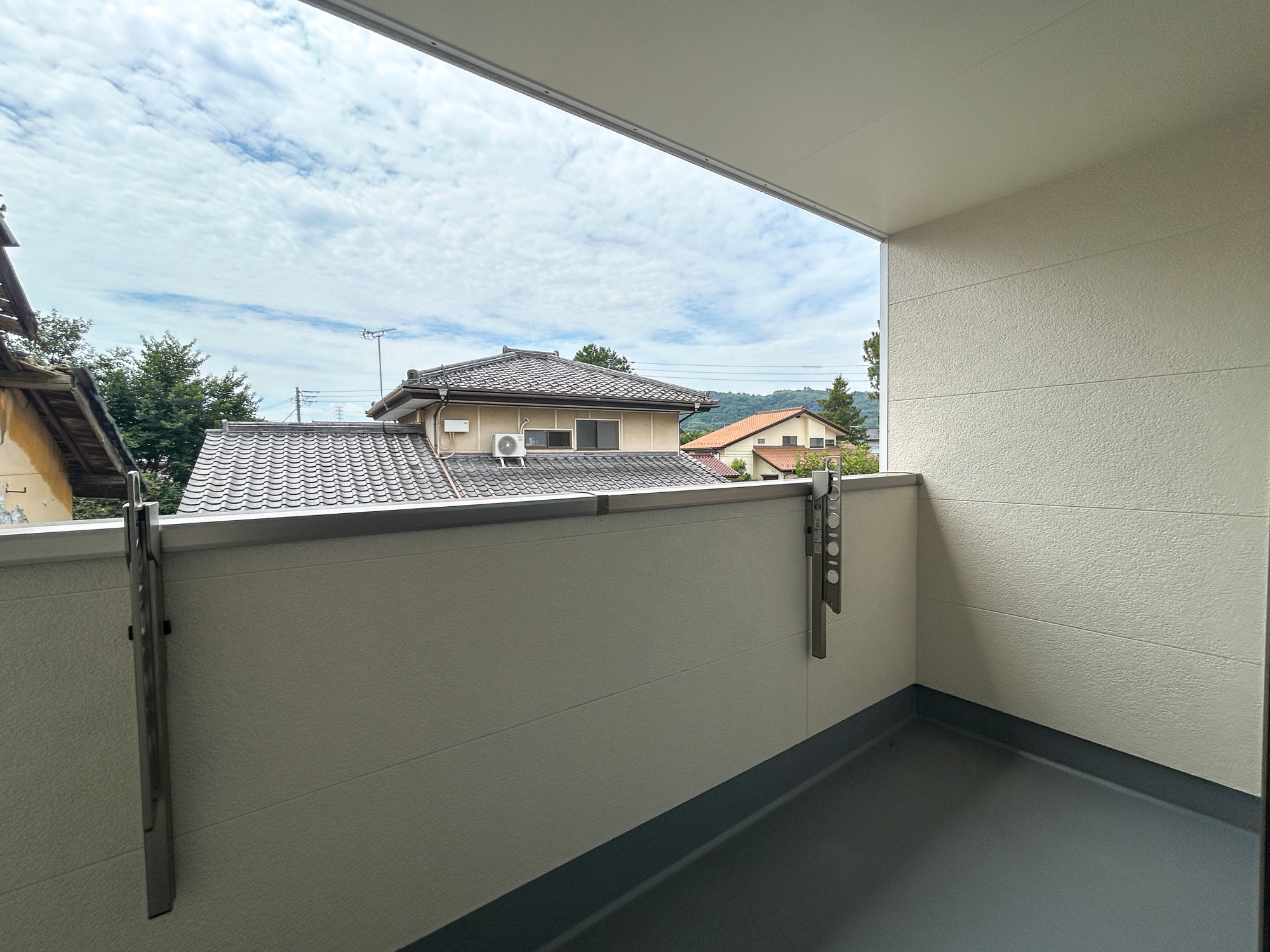高崎市中豊岡町　新築住宅全1棟のバルコニー|南向きで陽当りの良いバルコニーは、物干しセットを追加すれば、一度にたくさんのお洗濯物が干せるのが魅力！バルコニーは洗濯物を干すだけの場所じゃなく、家族のゆとりのある時間を演出するプライベート空間。
