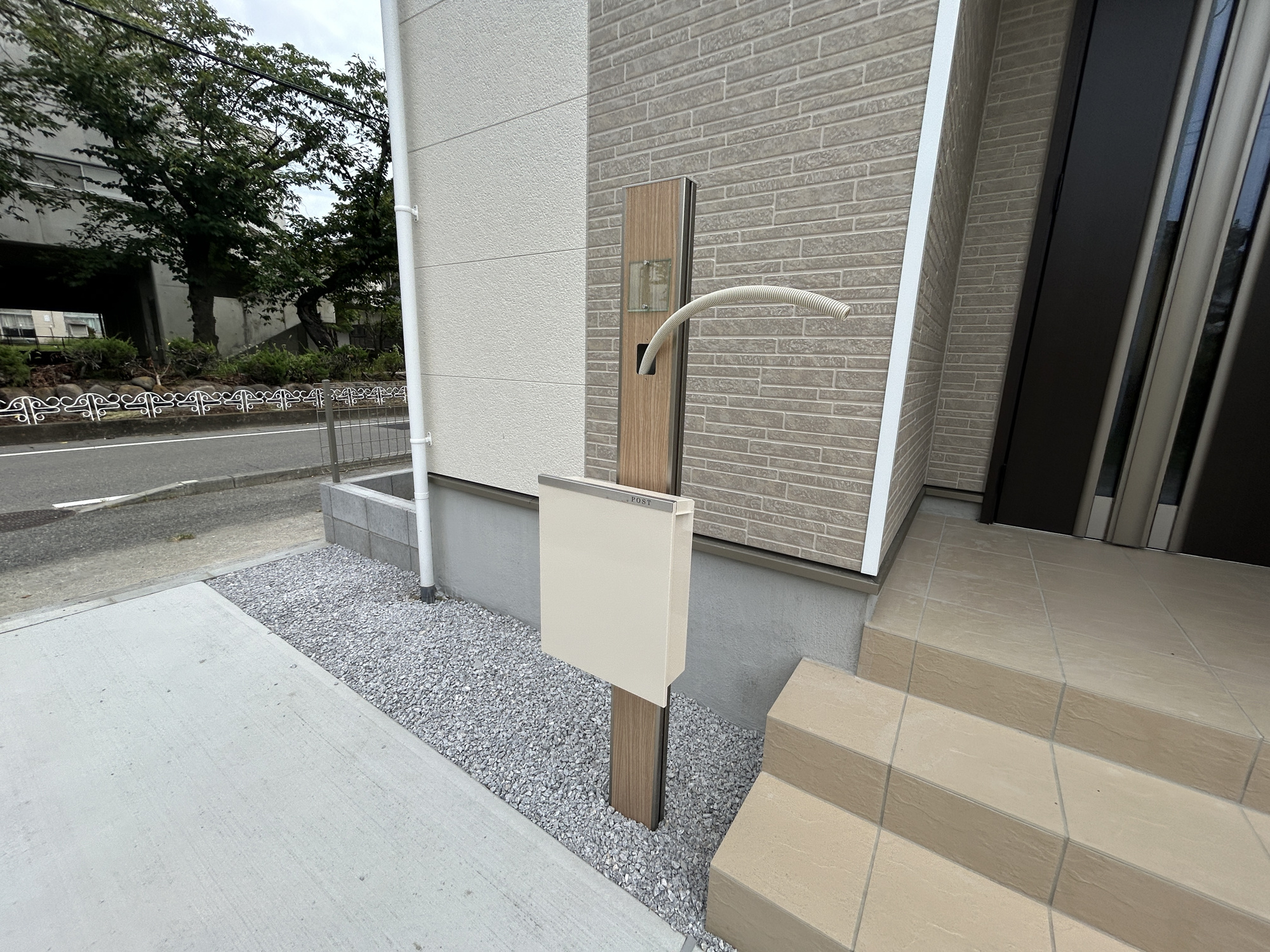 高崎市中豊岡町　新築住宅全1棟の設備|キッチンについている給湯リモコン。ここからお風呂のお湯を入れられるので、忙しい夕飯時がちょっぴり楽になりますね♪						
						

