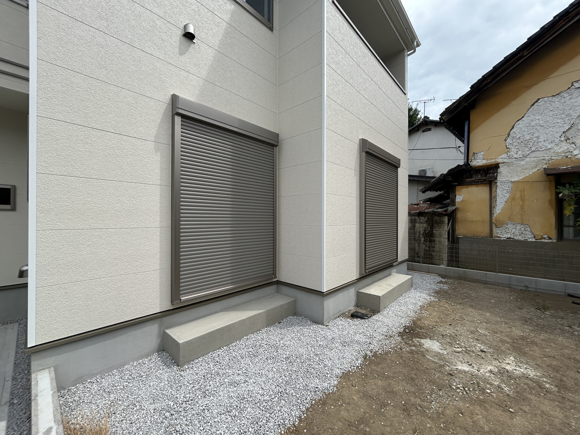 高崎市中豊岡町　新築住宅全1棟の防犯設備|防風、防犯、防音、断熱と様々な効果を発揮するシャッター付きです♪						
						
