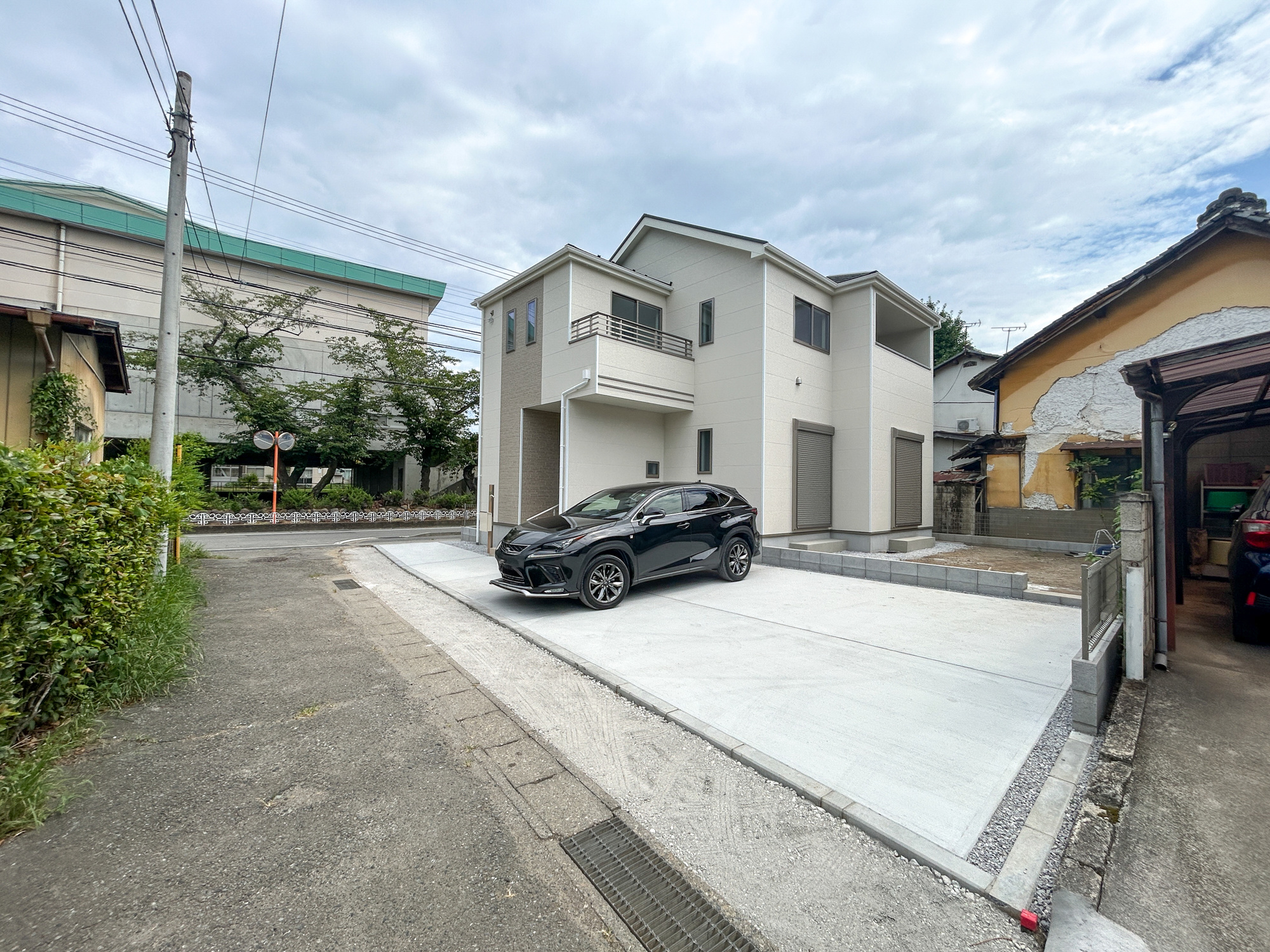 高崎市中豊岡町　新築住宅全1棟の前面道路含む現地写真|閑静な住宅地で子育て家族にピッタリ。毎日のお散歩も快適な緑に恵まれたエリアで、自然に包まれた穏やかな暮らしを実現するための、ゆとりある住環境が整っています。

