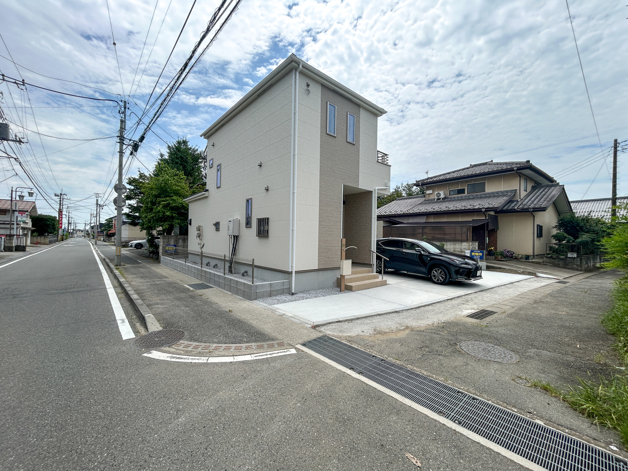 高崎市中豊岡町　新築住宅全1棟の前面道路含む現地写真|低層の一戸建てを中心とした街並みが整然と続き、周辺は高い建物が建っていないので、採光や開放性に恵まれ、空が広く緑の多い閑静な趣を感じる環境です。

