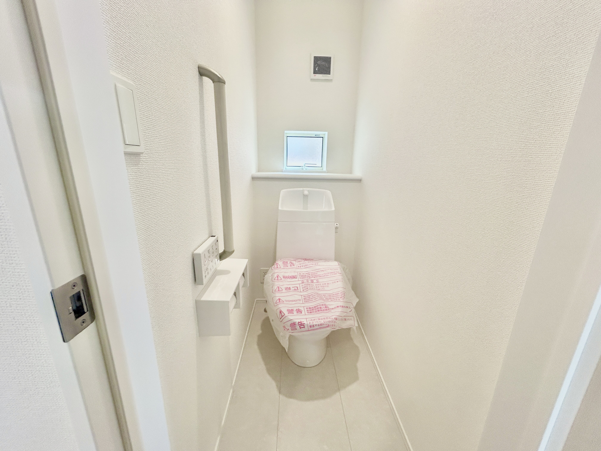 高崎市片岡町2丁目　新築住宅全4棟のトイレ|節水型でエコなトイレには、今では当たり前の洗浄付き。便座を温める機能もついていて、居心地良くてトイレから出られなくなるかも！換気用に換気扇はもちろん、窓も着いているので常に快適ですね♪