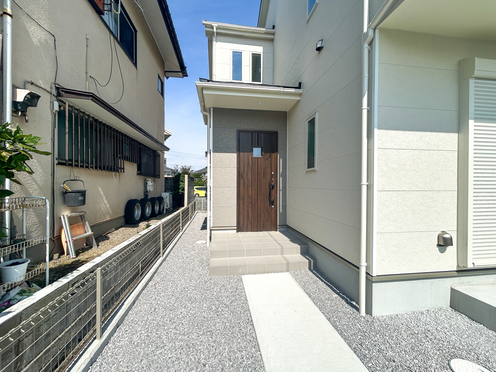 高崎市片岡町2丁目　新築住宅全4棟の玄関|玄関上は屋根があるので雨の心配いらず♪