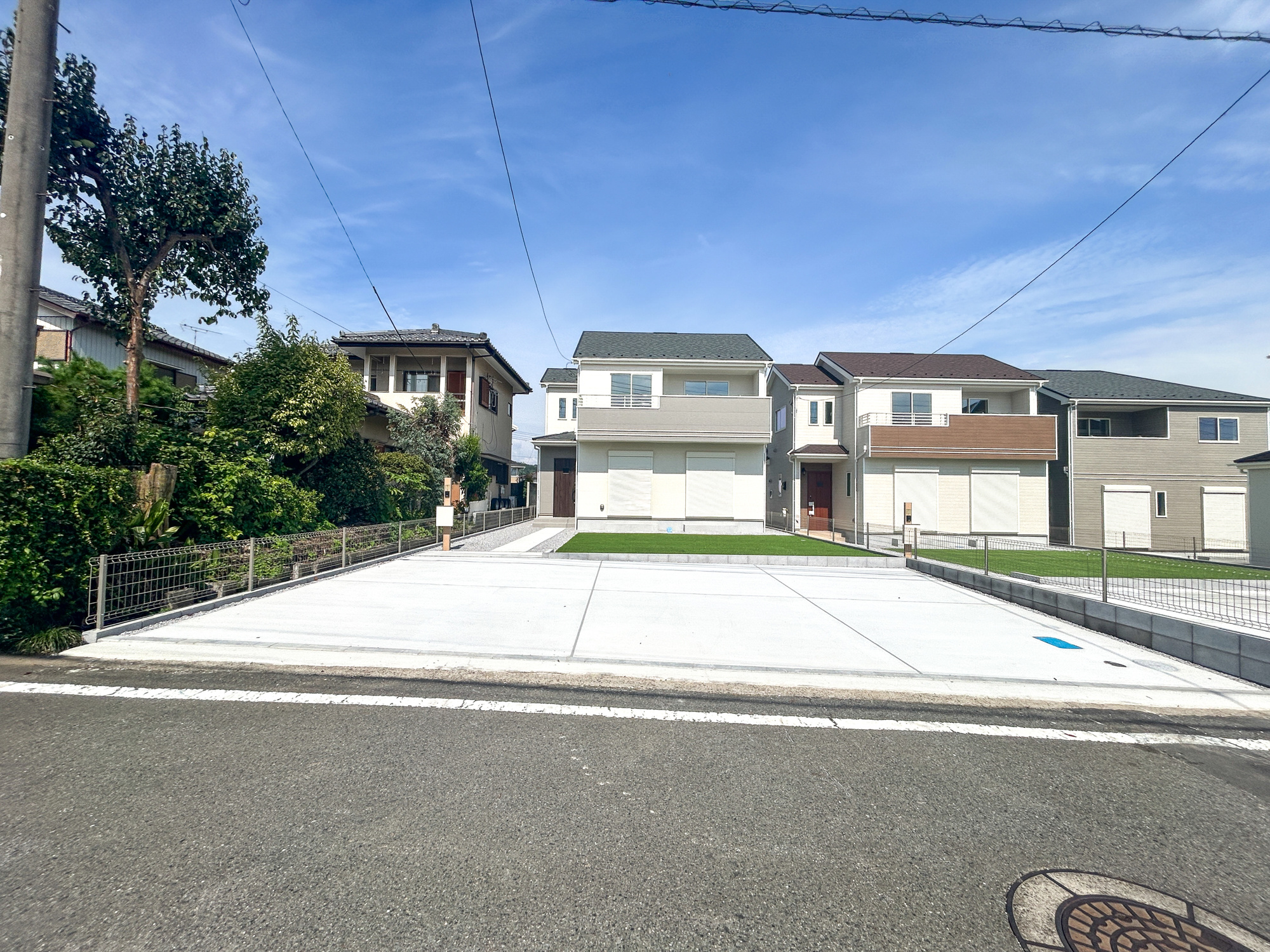 高崎市片岡町2丁目　新築住宅全4棟の駐車場|車庫土間施工済み、駐車3台可能です(^^♪