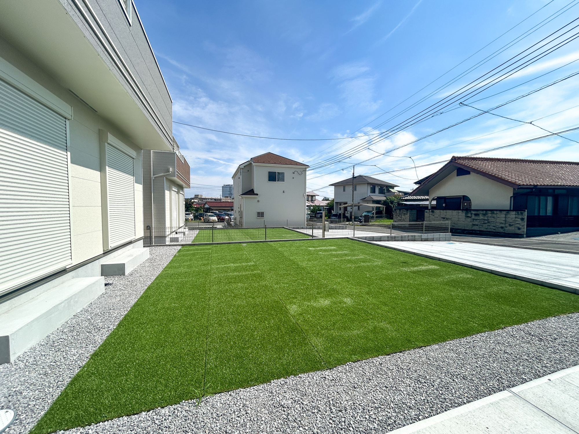 高崎市片岡町2丁目　新築住宅全4棟の庭|お庭には人工芝施工済みで緑の色が安らぎを感じさせます♪