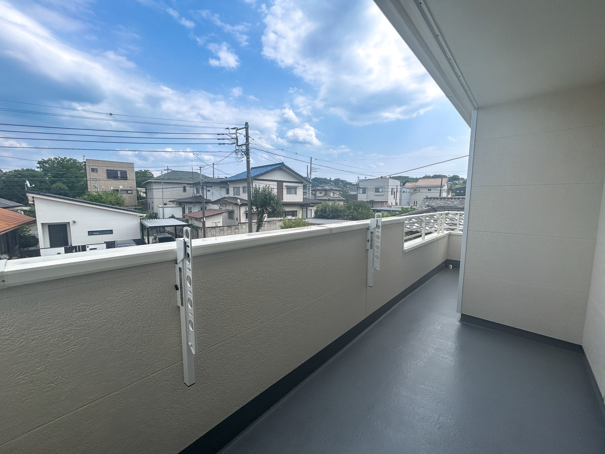 高崎市片岡町2丁目　新築住宅全4棟のバルコニー|開放的なバルコニーは見晴らしもよく、太陽の温かな温もりをめいっぱい受け止めてくれます。太陽の光と爽やかな風を受けたお洗濯物はあっという間に乾き、取りこむ時には太陽の匂いを感じられそうですね。