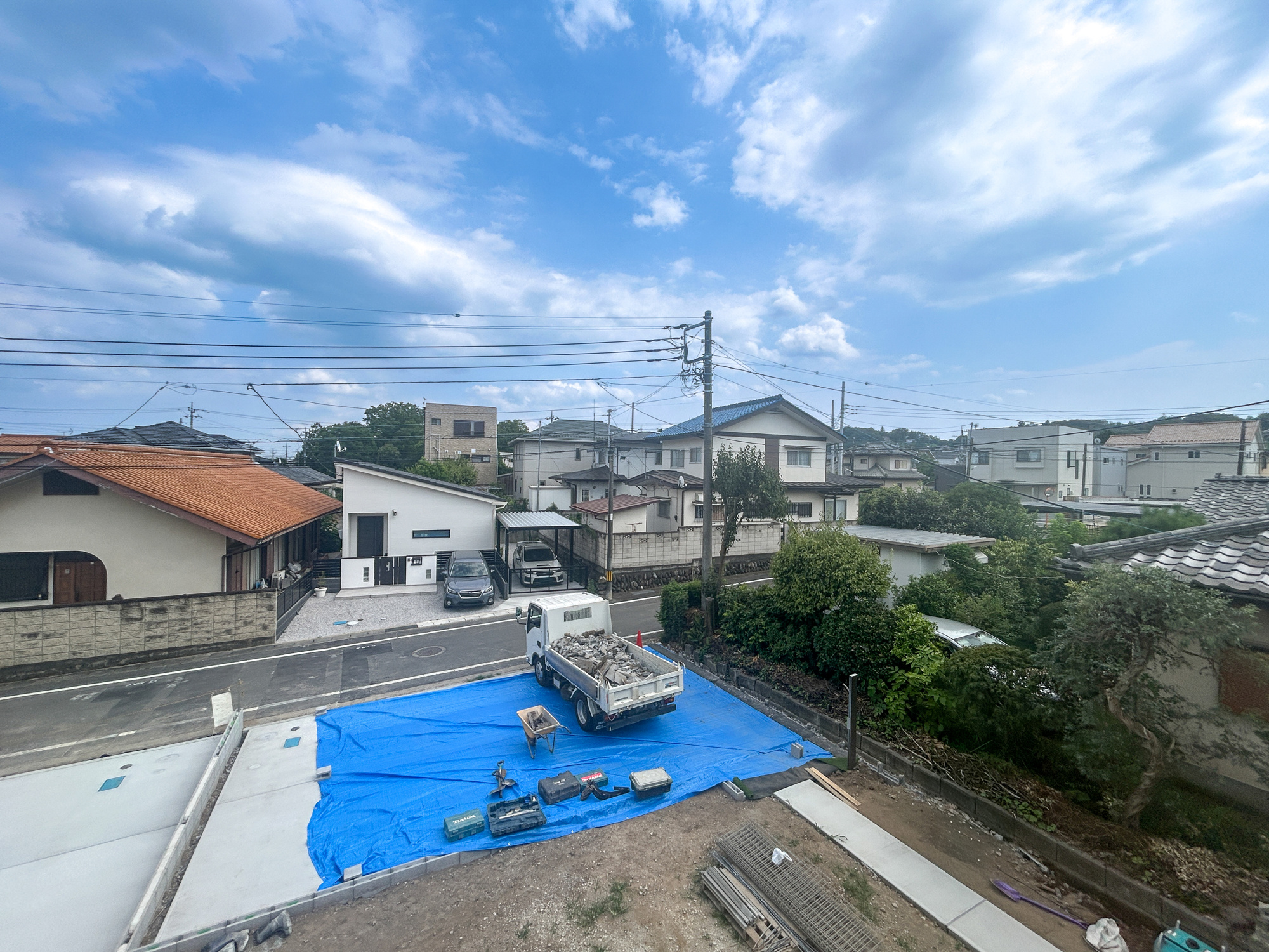高崎市片岡町2丁目　新築住宅全4棟の展望|低層の一戸建てを中心とした街並みが整然と続き、周辺は高い建物が建っていないので、採光や開放性に恵まれ、空が広く緑の多い閑静な趣を感じる環境です。