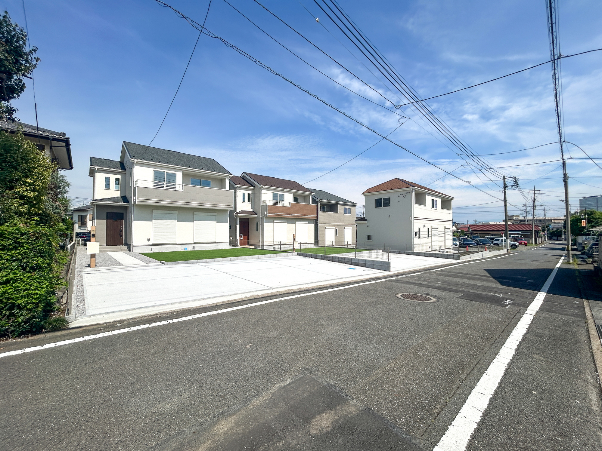 高崎市片岡町2丁目　新築住宅全4棟の前面道路含む現地写真|閑静な住宅地で子育て家族にピッタリ。毎日のお散歩も快適な緑に恵まれたエリアで、自然に包まれた穏やかな暮らしを実現するための、ゆとりある住環境が整っています。

