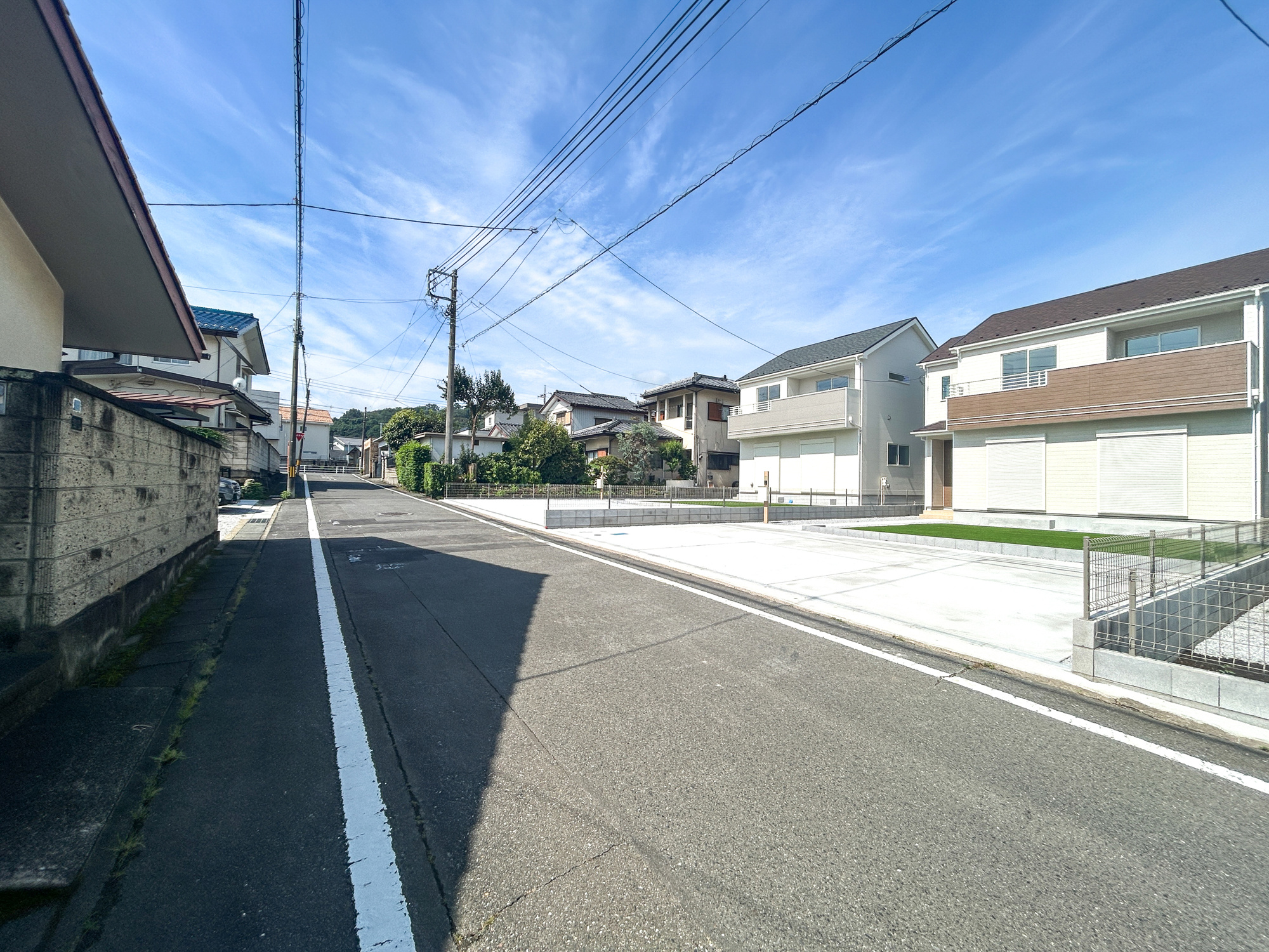 高崎市片岡町2丁目　新築住宅全4棟の前面道路含む現地写真|低層の一戸建てを中心とした街並みが整然と続き、周辺は高い建物が建っていないので、採光や開放性に恵まれ、空が広く緑の多い閑静な趣を感じる環境です。

