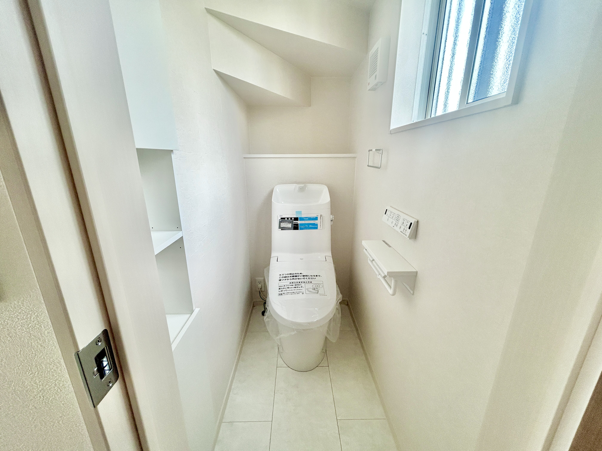 高崎市石原町　新築住宅全8区画のトイレ|節水型でエコなトイレには、今では当たり前の洗浄便座付き。便座を温める機能もついていて、居心地良くてトイレから出られなくなるかも！換気用に換気扇はもちろん、窓も着いているので常に快適ですね♪
