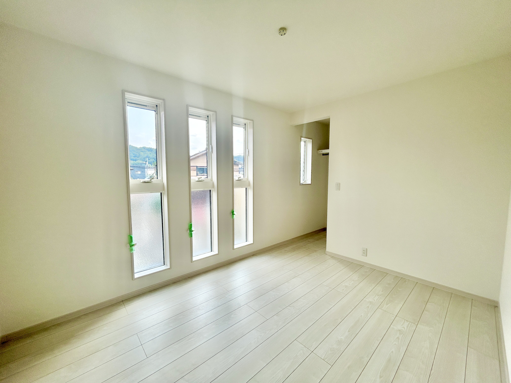 高崎市石原町　新築住宅全8区画の子供部屋|広々とした居住空間は日々の暮らしを彩り、心のやすらぎと満足感を与えてくれます。通風と採光を考慮した設計は子供たちはのびのび育ち、家族でくつろぎと団らんを生み出します。
