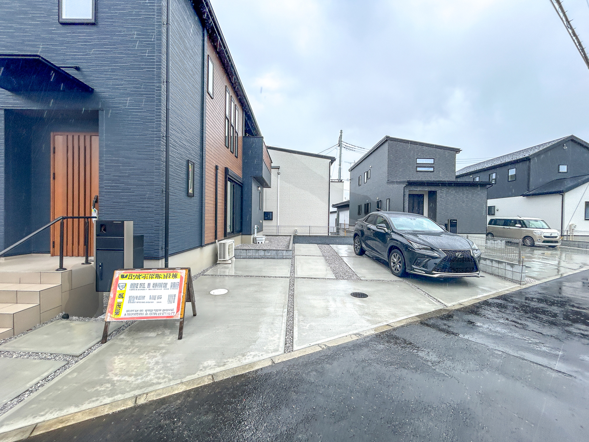 高崎市石原町　新築住宅全8区画の駐車場|駐車三台可能です♪