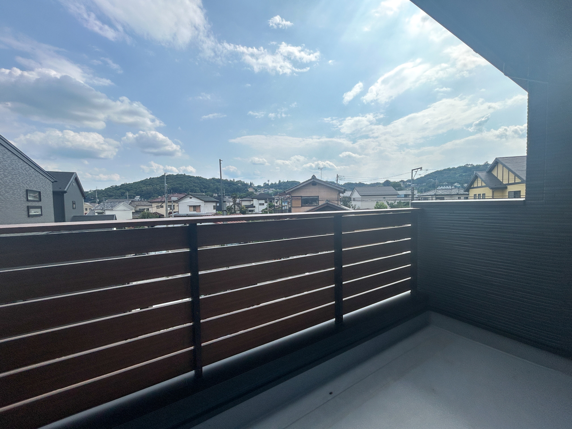 高崎市石原町　新築住宅全8区画のバルコニー|南向きで陽当りの良いバルコニーは、物干しセットを追加すれば、一度にたくさんのお洗濯物が干せるのが魅力！バルコニーは洗濯物を干すだけの場所じゃなく、家族のゆとりのある時間を演出するプライベート空間。
