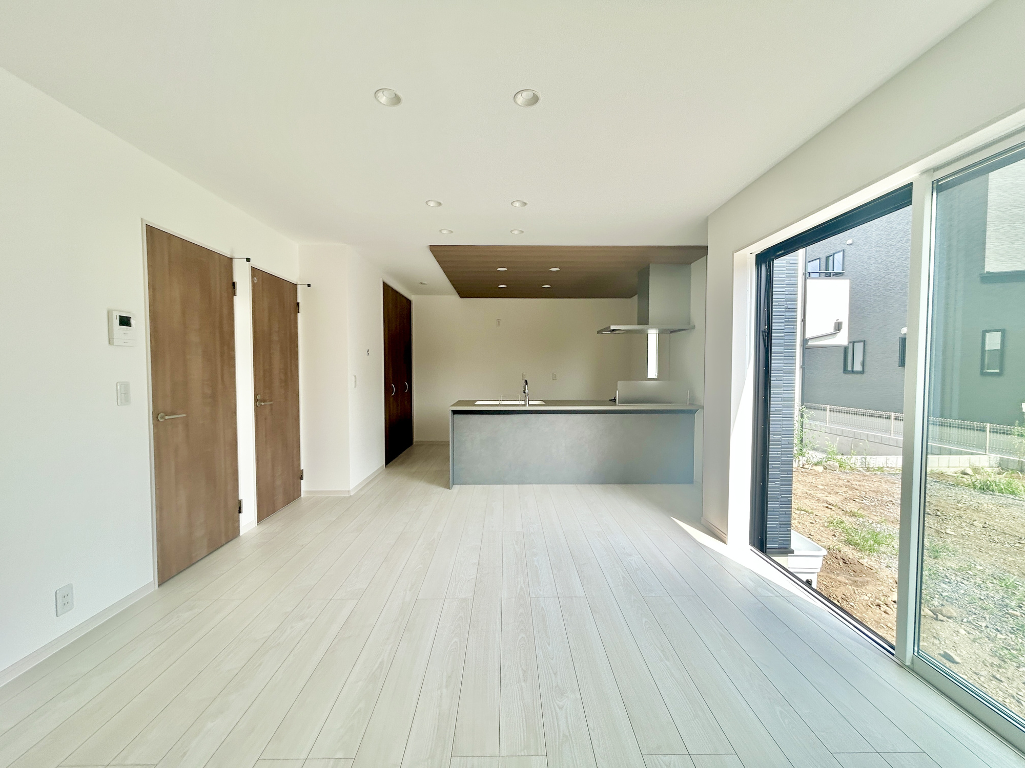 高崎市石原町　新築住宅全8区画の居間・リビング|ここにはみんなが集い、食事と楽しい会話が始まる。話に夢中になりすぎて、ついつい時を忘れてしまう。そんな束の間の幸せを感じさせてくれる場所。
