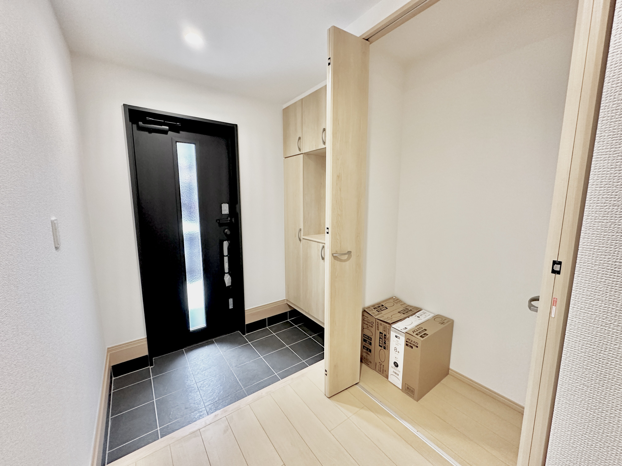 宇都宮市泉が丘７丁目2565　新築住宅全２棟の内装|住まう人も来客も入った時にワクワクさせてくれるオシャレな玄関♪
収納もたっぷりあるので、靴がたくさんあっても安心！