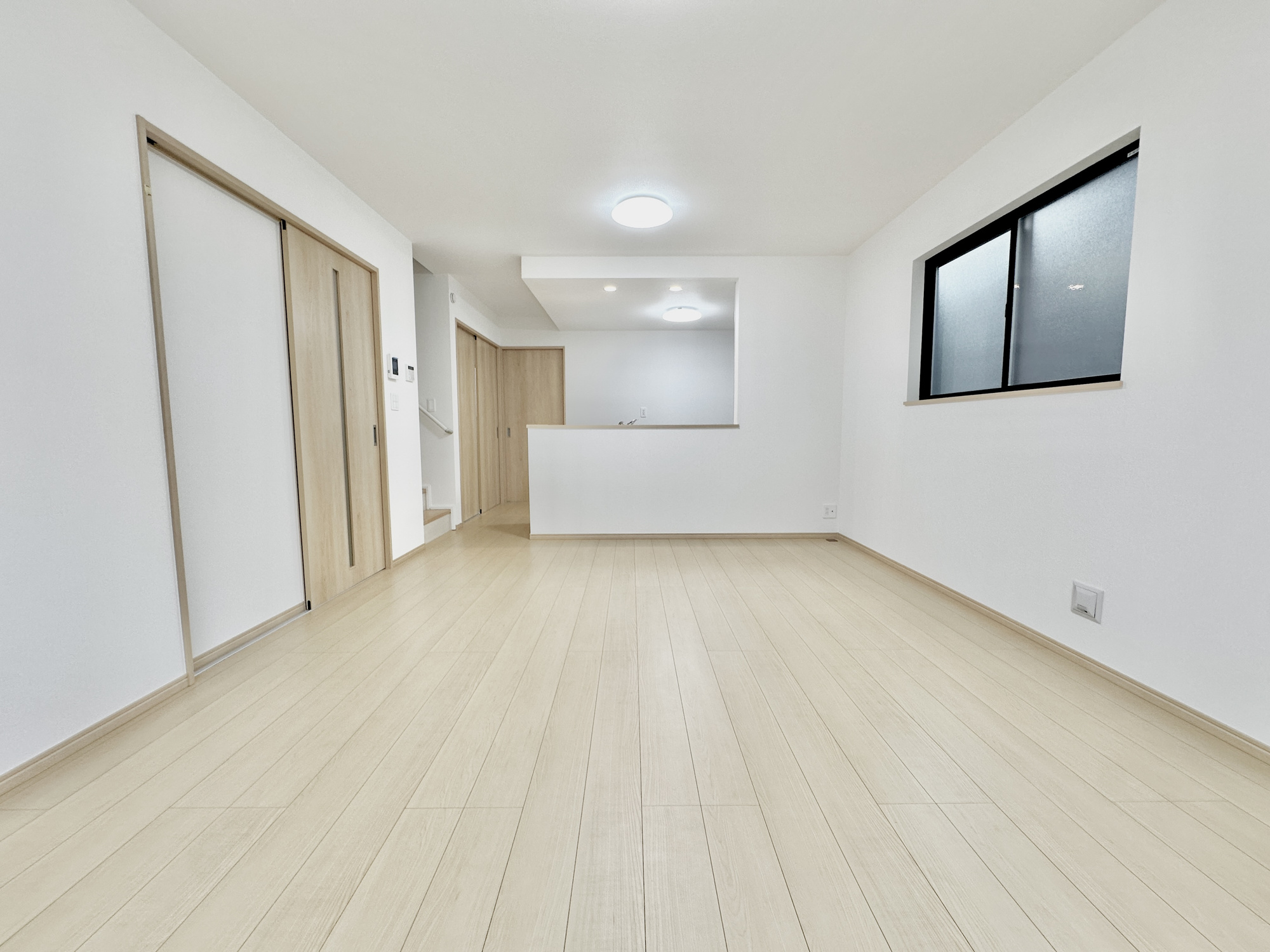 宇都宮市泉が丘７丁目2565　新築住宅全２棟の居間・リビング|南向きに大きく開いた窓からは、明るい陽射しが射し込みます。
爽やかな風が吹き抜ける心地良いリビングには、自然と家族が集まります。