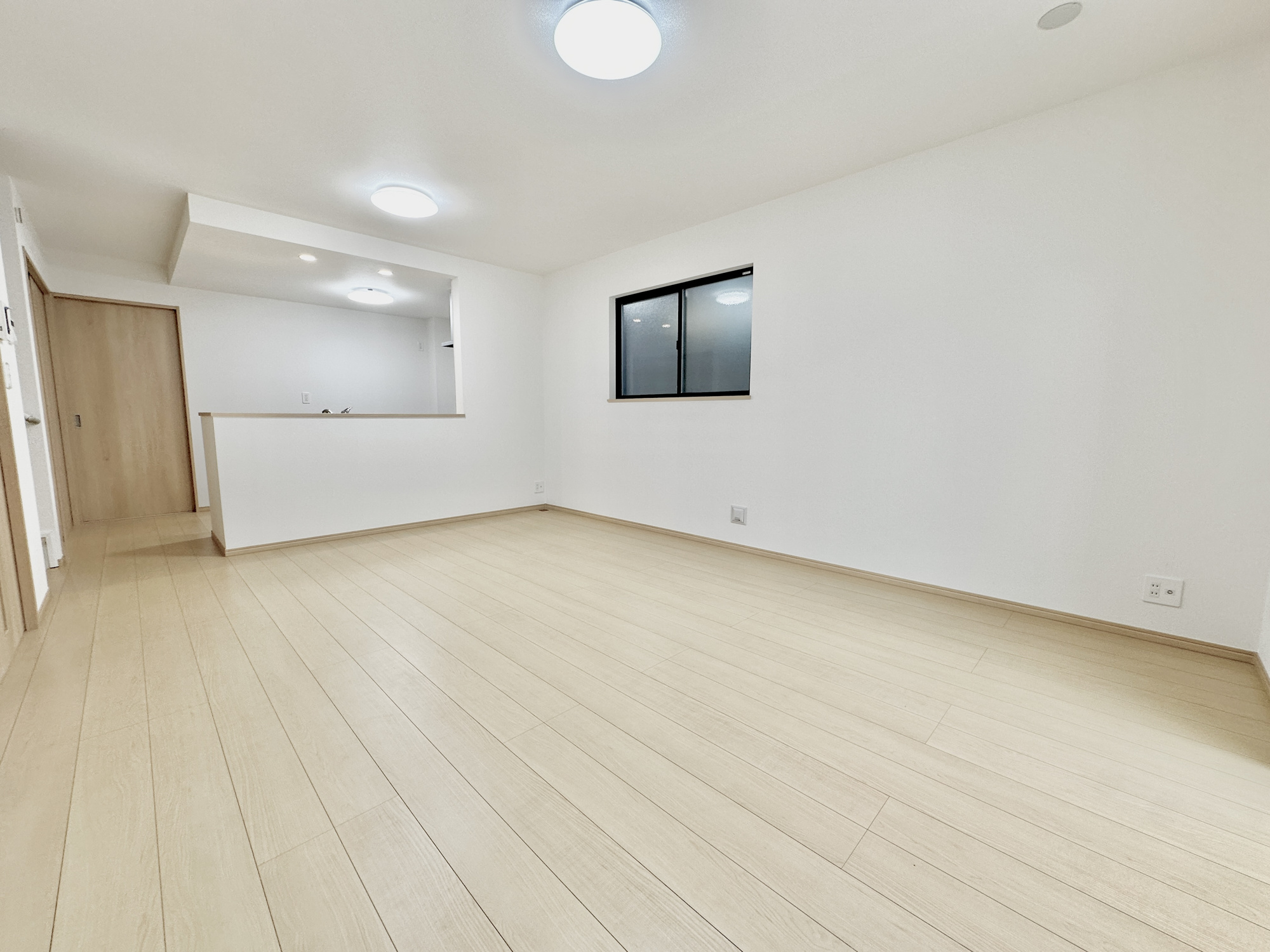 宇都宮市泉が丘７丁目2565　新築住宅全２棟の居間・リビング|室内にいても、たっぷりの陽光と爽やかな風を感じて頂ける、開放感あふれるリビングです。
ご家族と穏やかに過ごす、心地の良い時間が流れます。