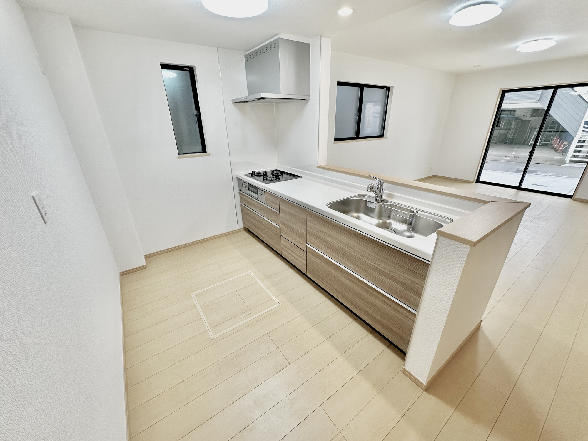宇都宮市泉が丘７丁目2565　新築住宅全２棟のキッチン|ダイニングからワークスペースを見渡せる、見せるキッチン。ダイニングとの空間のつながりが、スペースのゆとりを生み出します♪