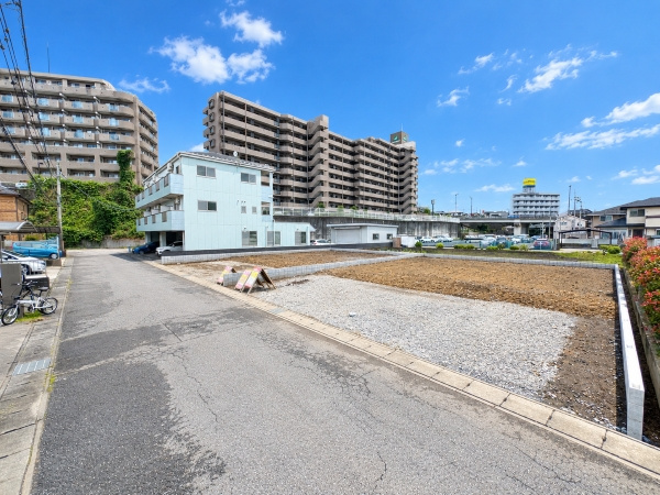 南側道路に面した約77坪の土地になります。日当たり良好で、理想の住まいづくりに適した開放感あふれる立地です。