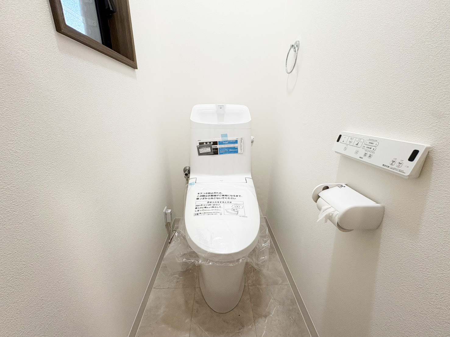高槻市松が丘二丁目戸建のトイレ|LIXIL製トイレです。温水洗浄便座付きで、快適にお使いいただけます。（令和８年１０月現在）