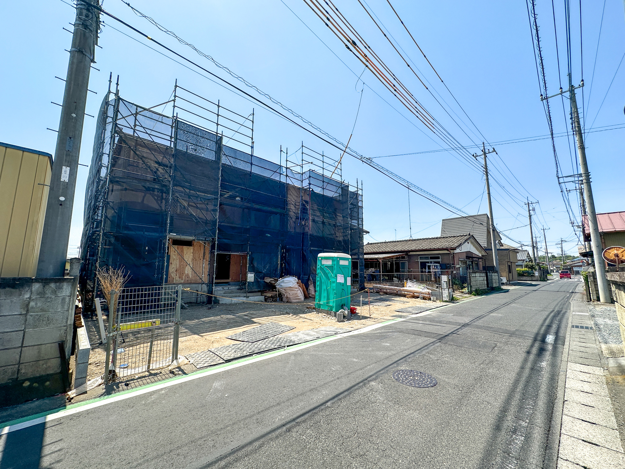 足利市大前町の新築一戸建の前面道路含む現地写真|閑静な住宅地で子育て家族にピッタリ。毎日のお散歩も快適な緑に恵まれたエリアで、自然に包まれた穏やかな暮らしを実現するための、ゆとりある住環境が整っています。

