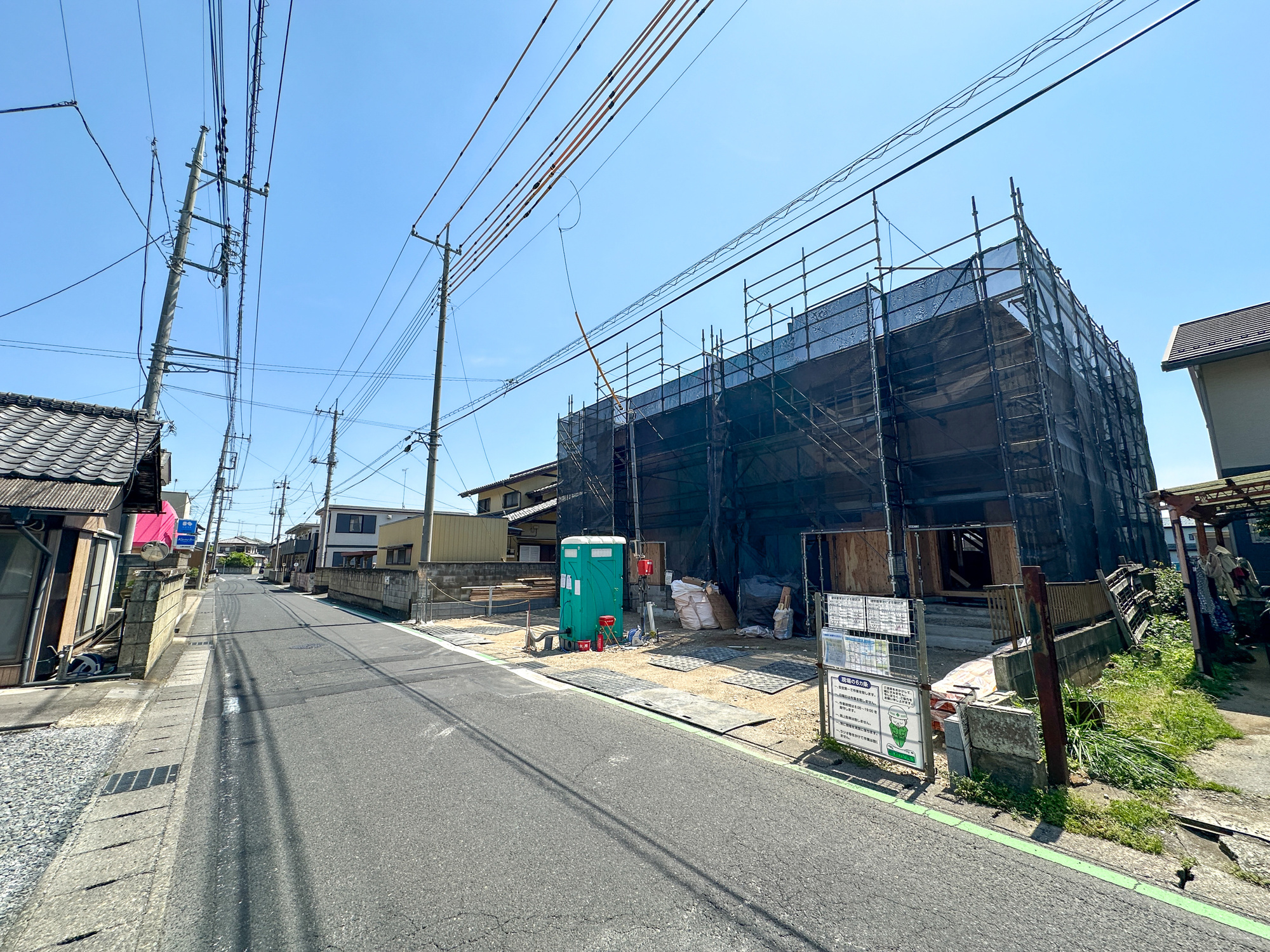 足利市大前町の新築一戸建の前面道路含む現地写真|低層の一戸建てを中心とした街並みが整然と続き、周辺は高い建物が建っていないので、採光や開放性に恵まれ、空が広く緑の多い閑静な趣を感じる環境です。

