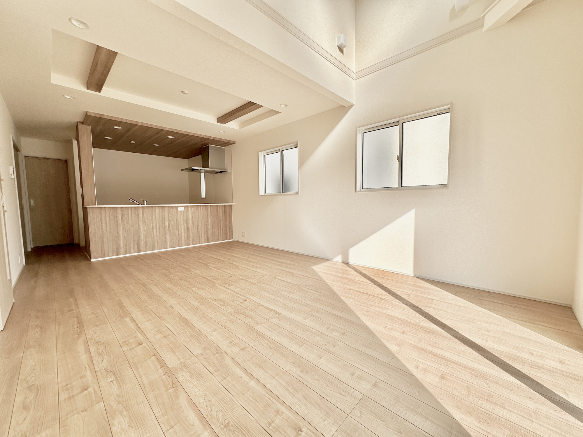 宇都宮市江曽島町1268　新築住宅全６棟の居間・リビング|室内にいても、たっぷりの陽光と爽やかな風を感じて頂ける、開放感あふれるリビングです。
ご家族と穏やかに過ごす、心地の良い時間が流れます。