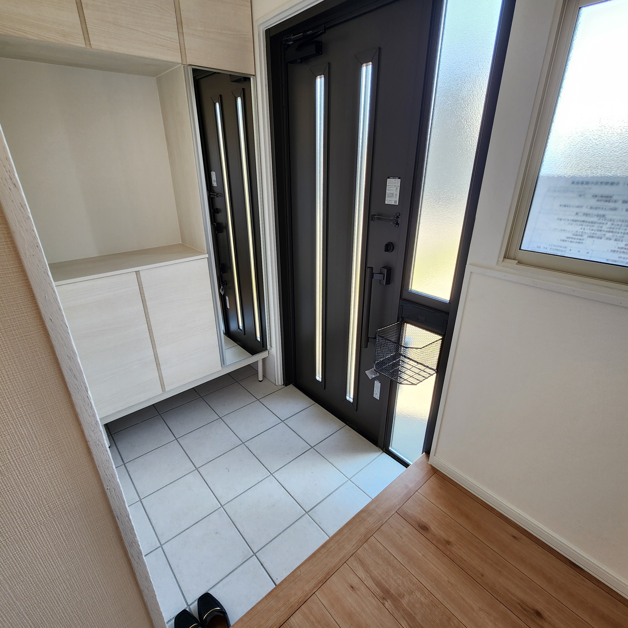 登別市新生町1丁目30-16　リフォーム済中古住宅の玄関