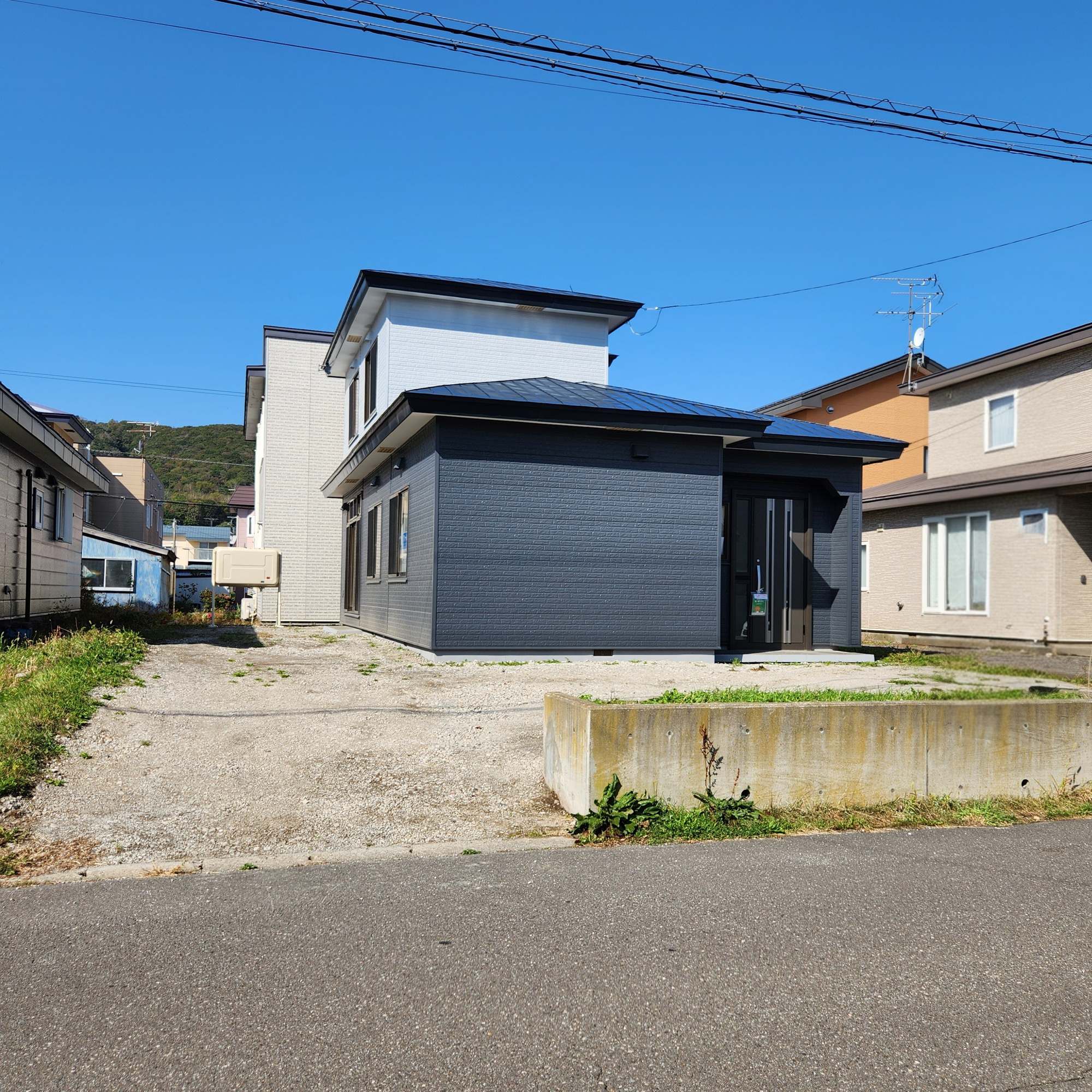 登別市新生町1丁目30-16　リフォーム済中古住宅の駐車場