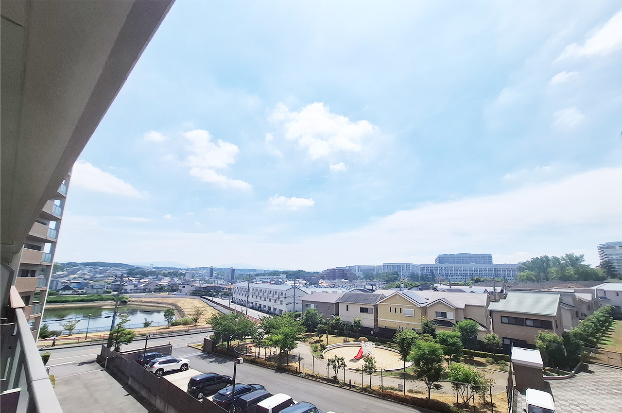 泉ヶ丘アイプレイスの展望|眺望：11階建て4階部分で開けた景色が楽しめます。
