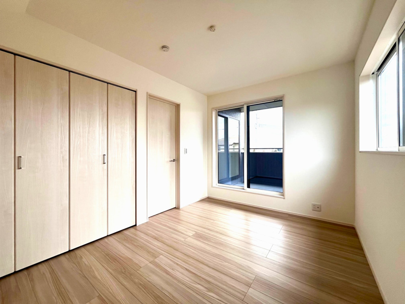 6帖洋室、ベランダにも出られる使い勝手のいい部屋になります。