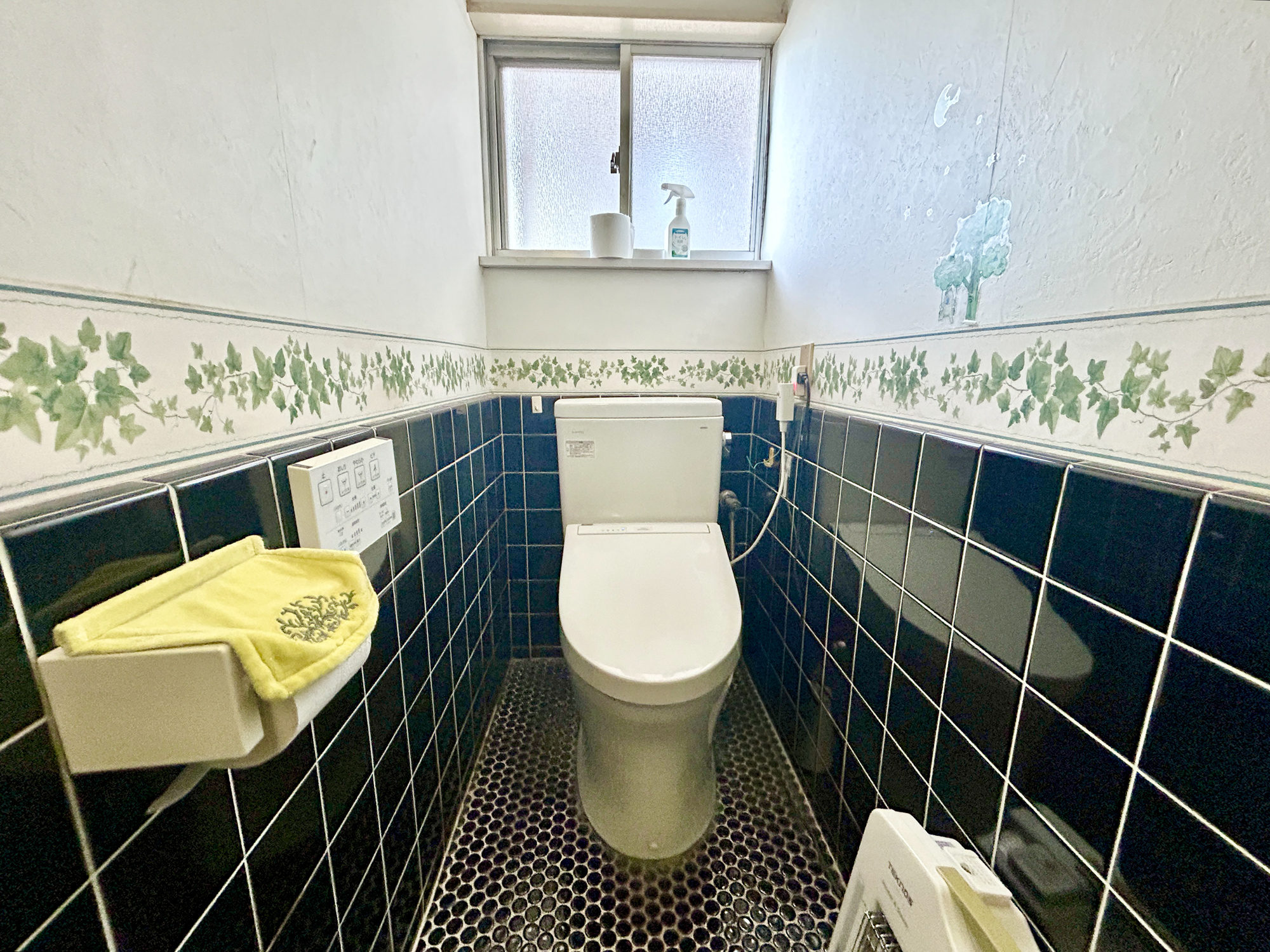 伊勢崎市豊城町　中古住宅のトイレ|節水型でエコなトイレには、今では当たり前の洗浄付き。便座を温める機能もついていて、居心地良くてトイレから出られなくなるかも！換気用に換気扇はもちろん、窓も着いているので常に快適ですね♪
