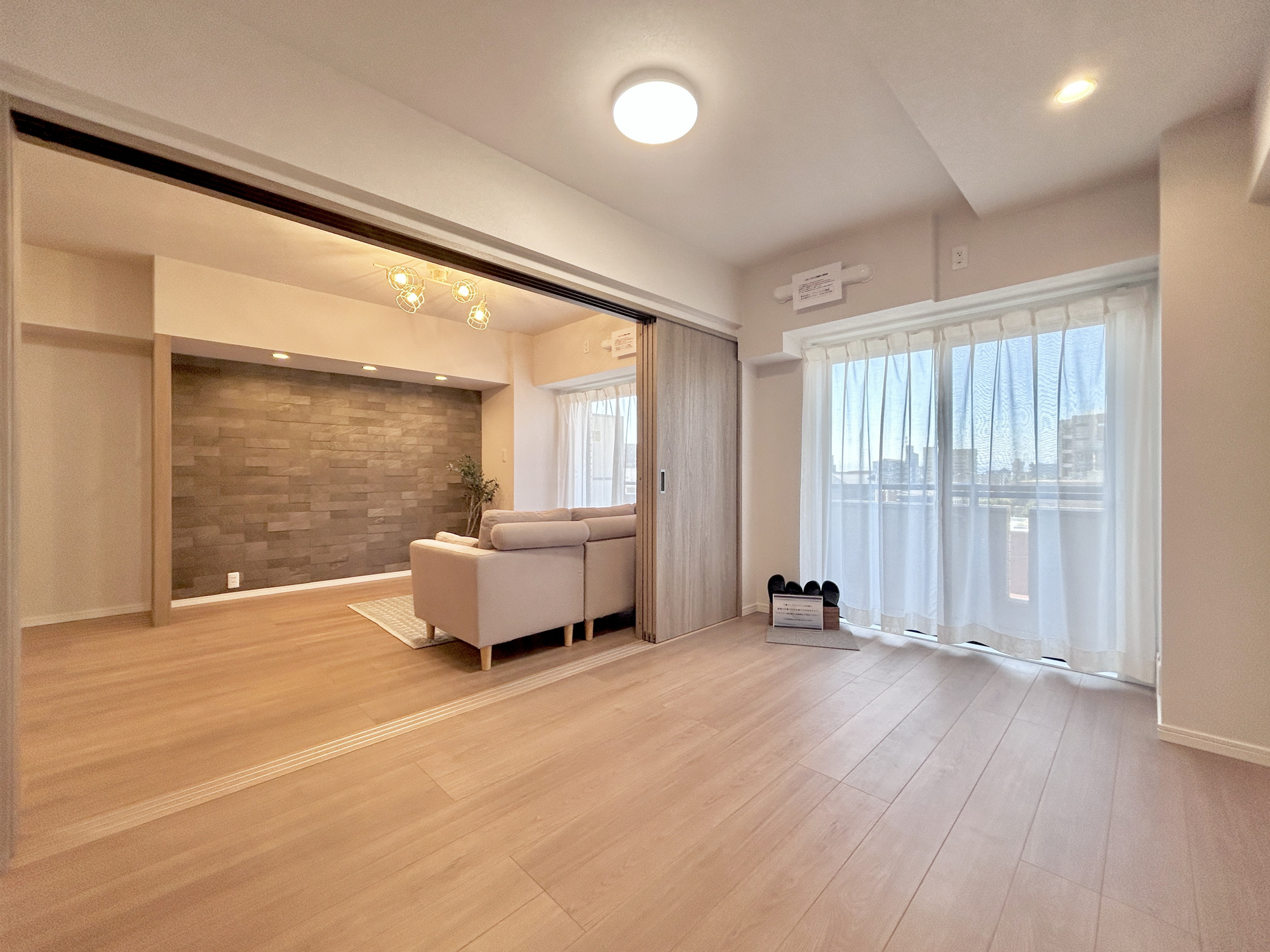 パシフィックパレス大手町　中古マンションの洋室|木目のフローリングが暖かみのある室内に。明るい寝室で心地のいい朝を迎えられそう。