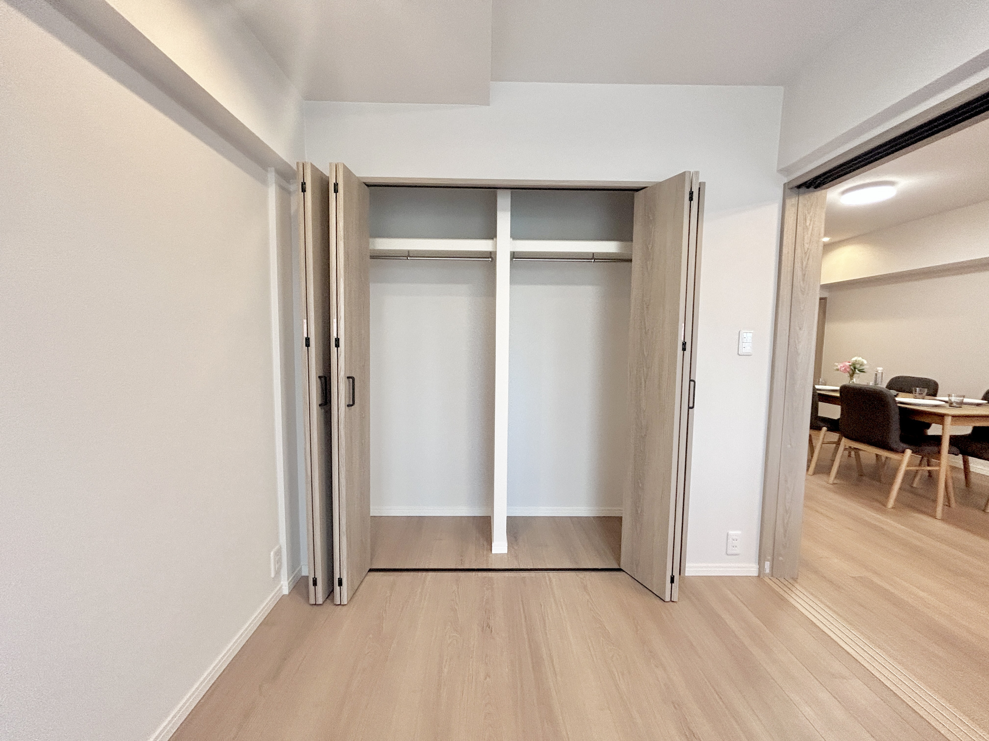 パシフィックパレス大手町　中古マンションの収納|枕棚とハンガーパイプが標準装備の機能的なクローゼットは、大切なお洋服をきれいな状態で収納できます！