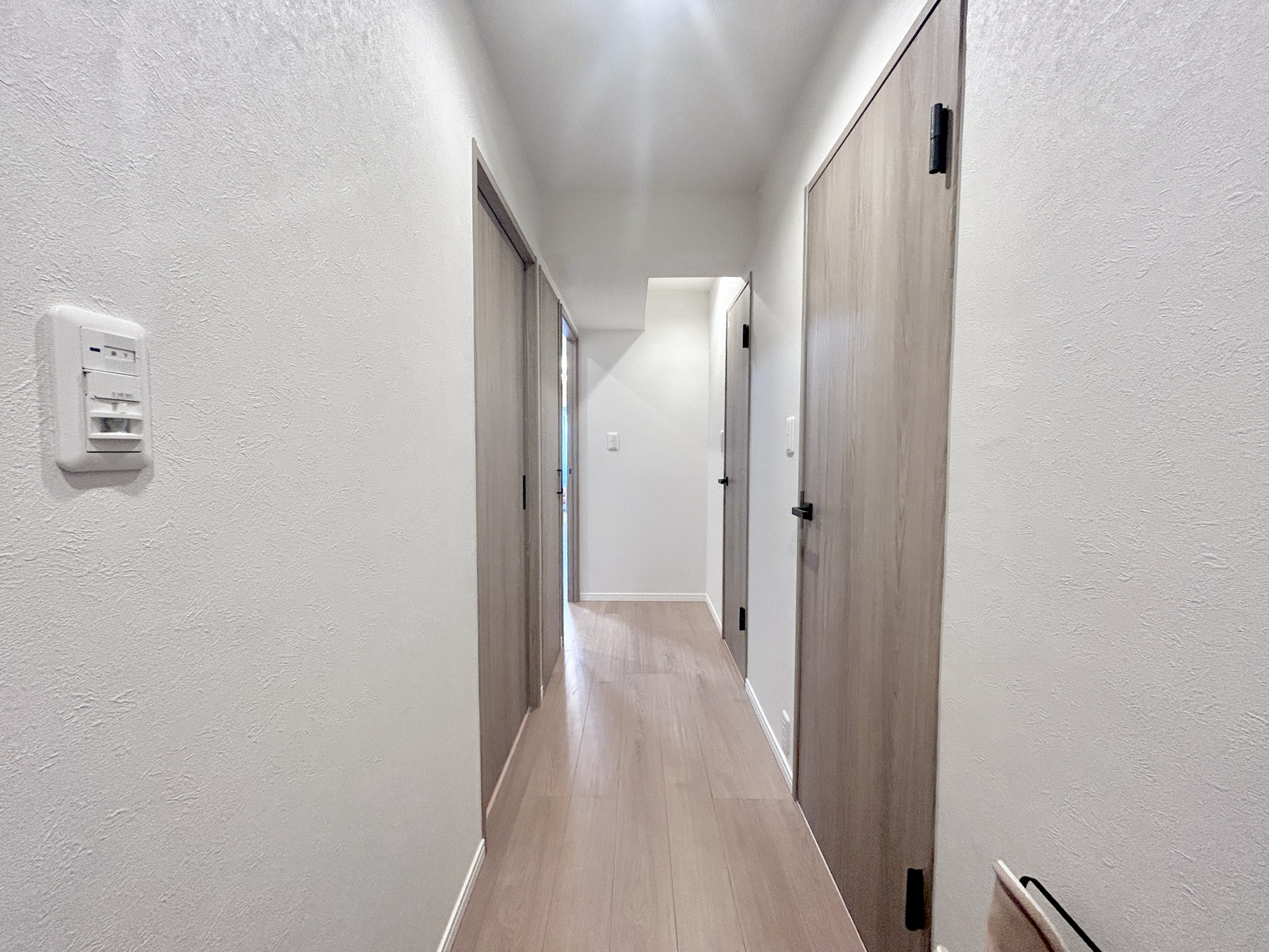 パシフィックパレス大手町　中古マンションの内装|廊下部分、収納もたっぷりあるので、靴がたくさんあっても安心！収納もたっぷりあるので、靴がたくさんあっても安心！