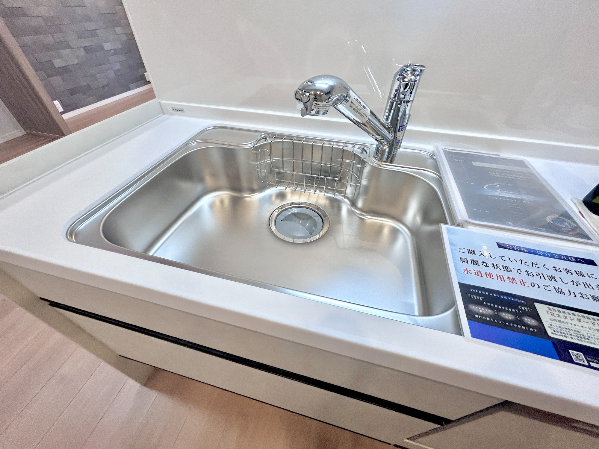 パシフィックパレス大手町　中古マンションの設備|浄水機能付シャワー水栓は、浄水器ごと蛇口が引き出せるから、ポットやお鍋などに浄水を注ぐときやシンクを洗う時に便利です♪						
						
