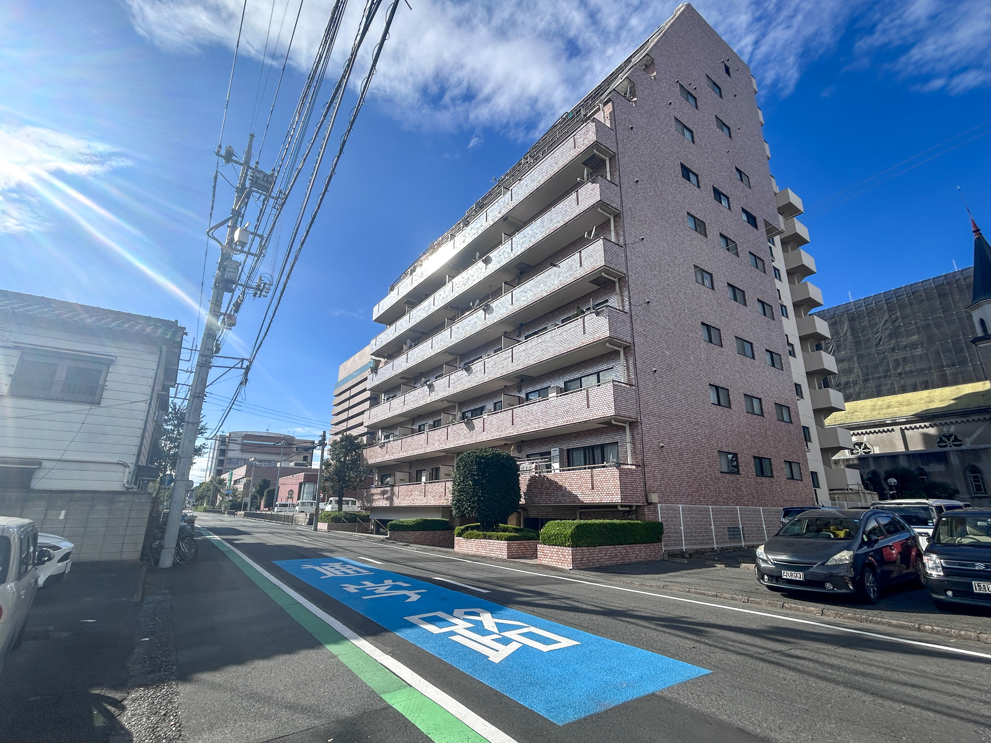 パシフィックパレス大手町　中古マンションの周辺|低層の一戸建てを中心とした街並みが整然と続き、周辺は高い建物が建っていないので、採光や開放性に恵まれ、空が広く緑の多い閑静な趣を感じる環境です。

