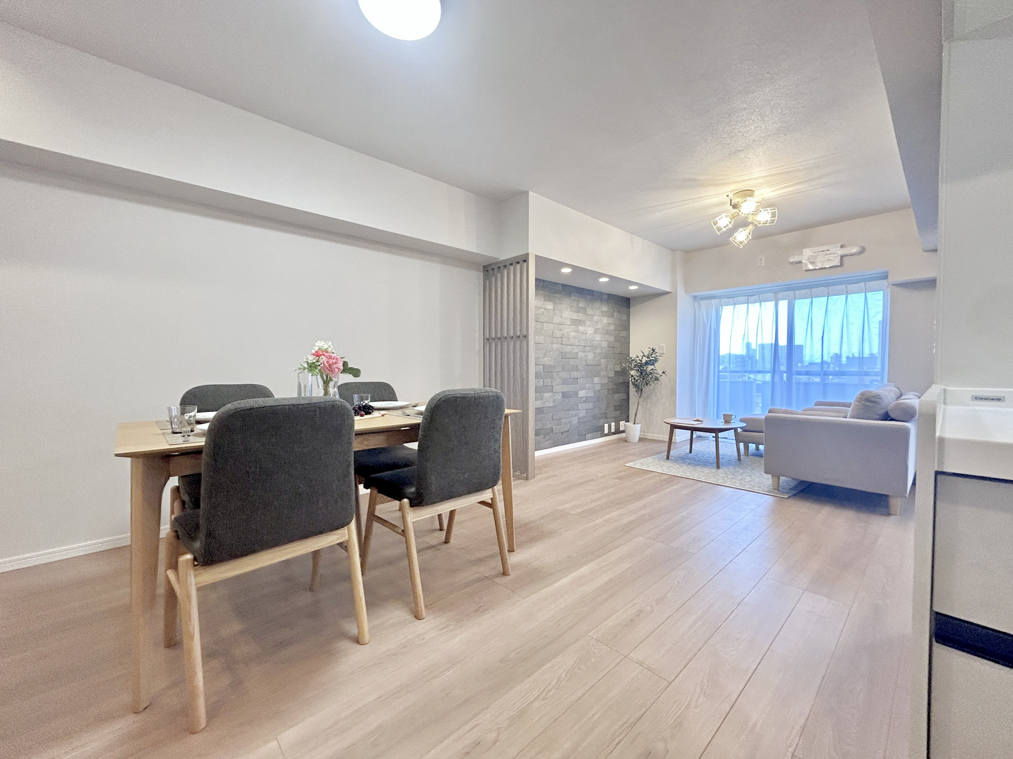パシフィックパレス大手町　中古マンションの居間・リビング|オープンな空間を生み出す、こだわりの広がりとゆとり。家族と過ごす時間を大切にしたい方にぴったりの明るくゆとりある住空間です。南側の窓からの日差しがリビングの隅々までしっかりと届きます！ 