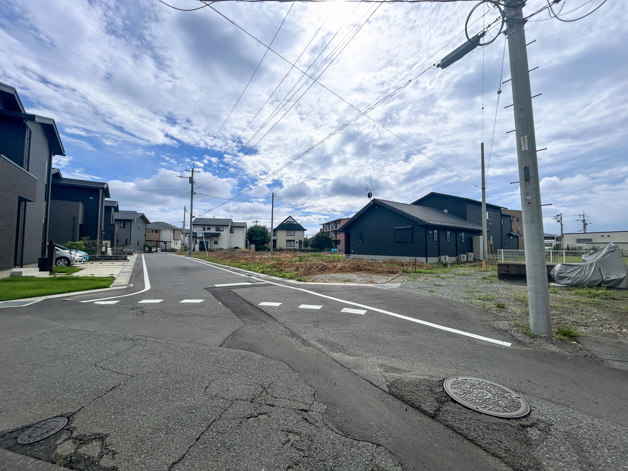 前橋市青柳町　売地の前面道路含む現地写真|低層の一戸建てを中心とした街並みが整然と続き、周辺は高い建物が建っていないので、採光や開放性に恵まれ、空が広く緑の多い閑静な趣を感じる環境です。