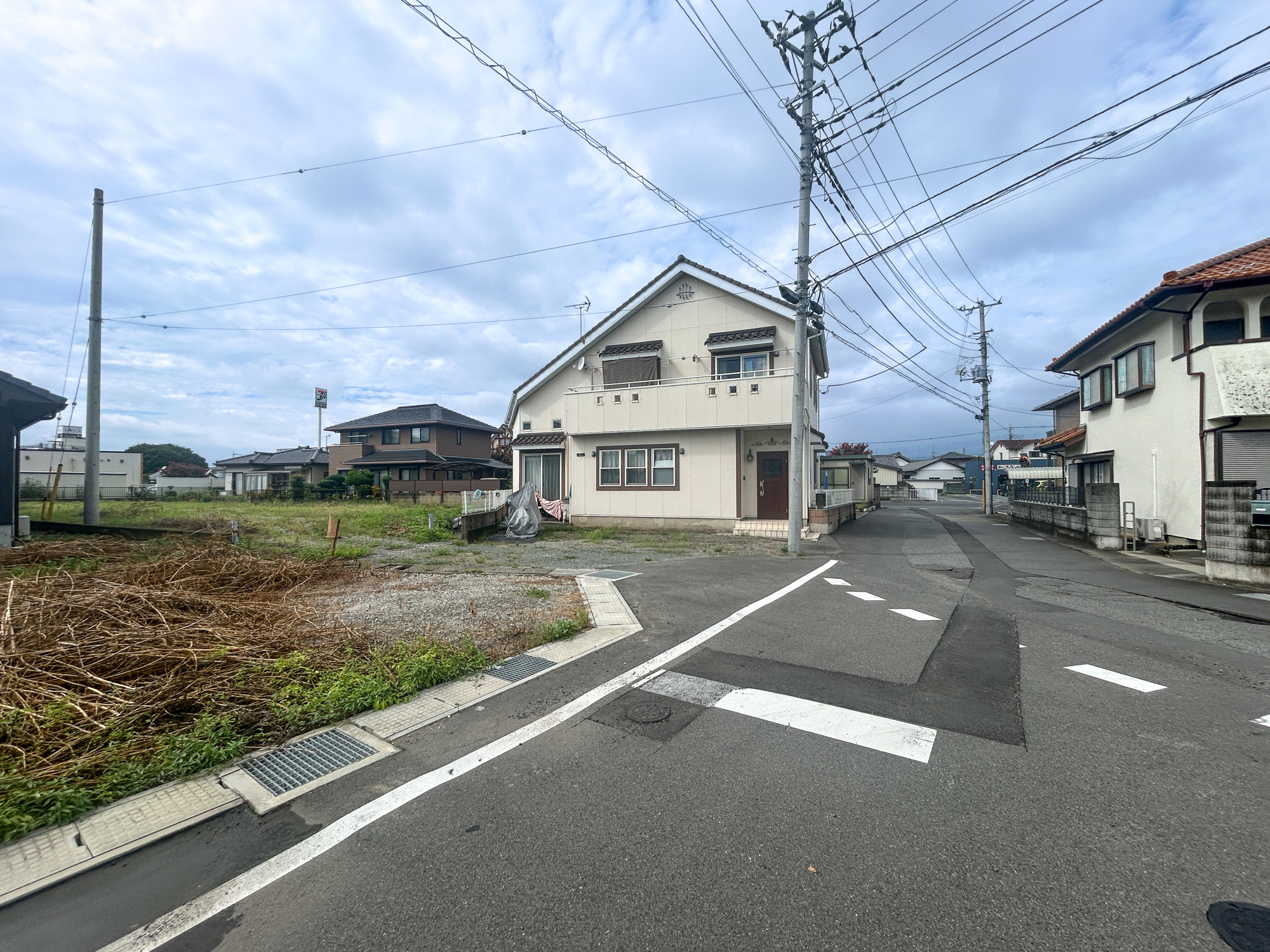 前橋市青柳町　売地の前面道路含む現地写真|閑静な住宅地で子育て家族にピッタリ。毎日のお散歩も快適な緑に恵まれたエリアで、自然に包まれた穏やかな暮らしを実現するための、ゆとりある住環境が整っています。

