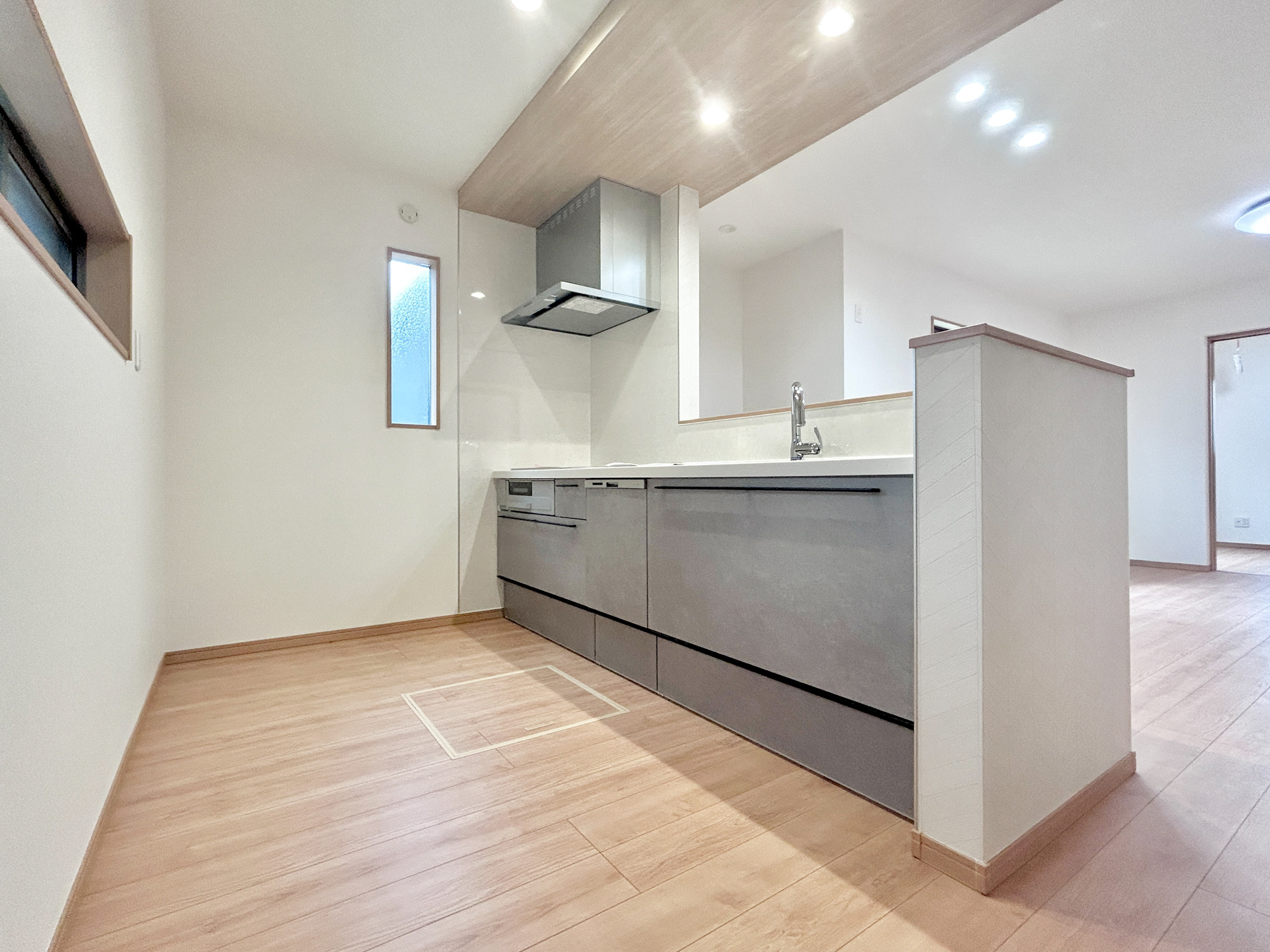 高崎市吉井町吉井第1期　新築住宅全4棟のキッチン|ダイニングからワークスペースを見渡せる、見せるキッチン。ダイニングとの空間のつながりが、スペースのゆとりを生み出します♪
