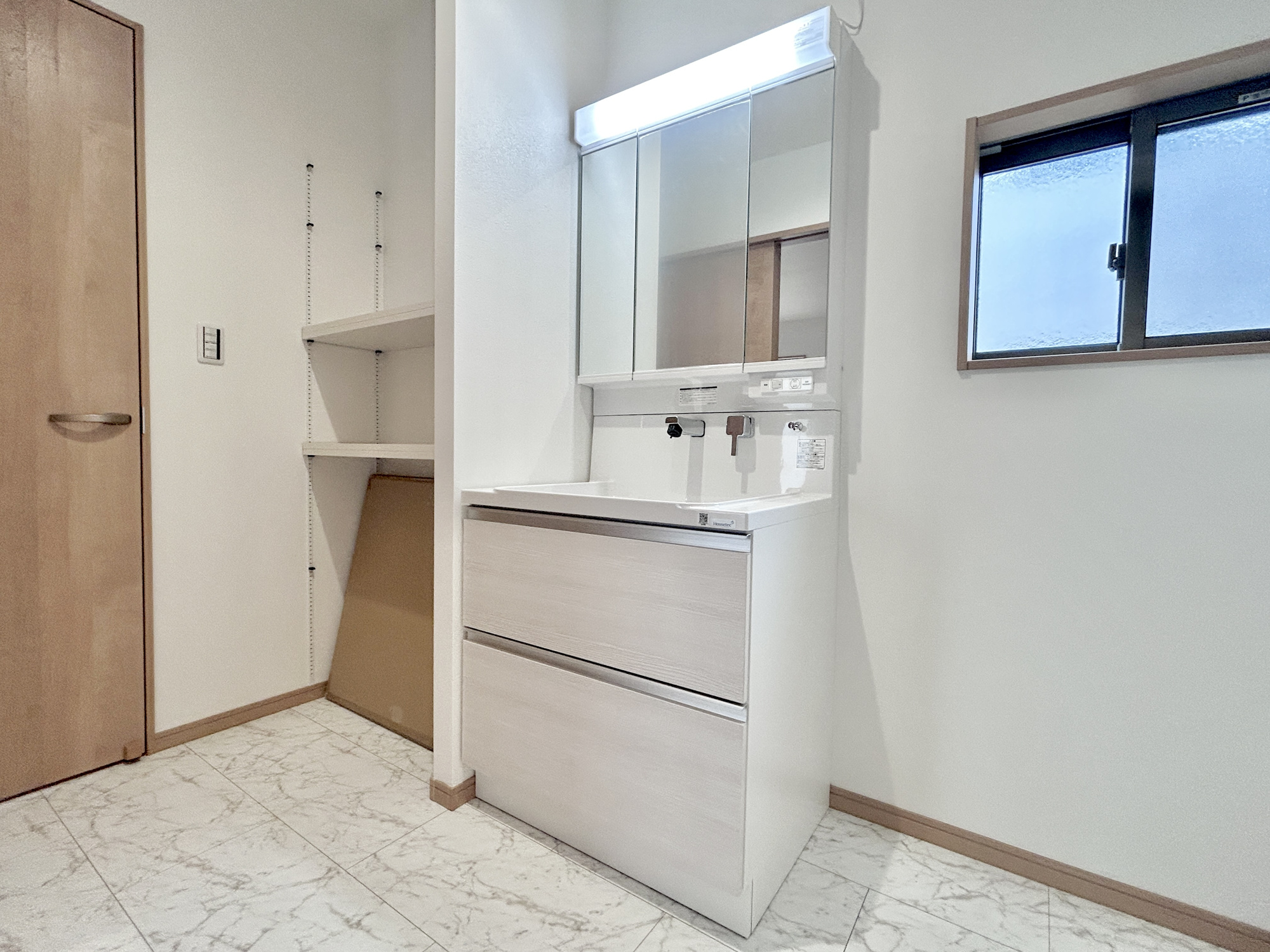 高崎市吉井町吉井第1期　新築住宅全4棟の独立洗面台|広く、明るい洗面スペースで朝の身支度も快適に♪３面鏡で髪のセットやお化粧もストレスなくこなせ、鏡の裏にはたっぷりと収納スペースを標準装備！